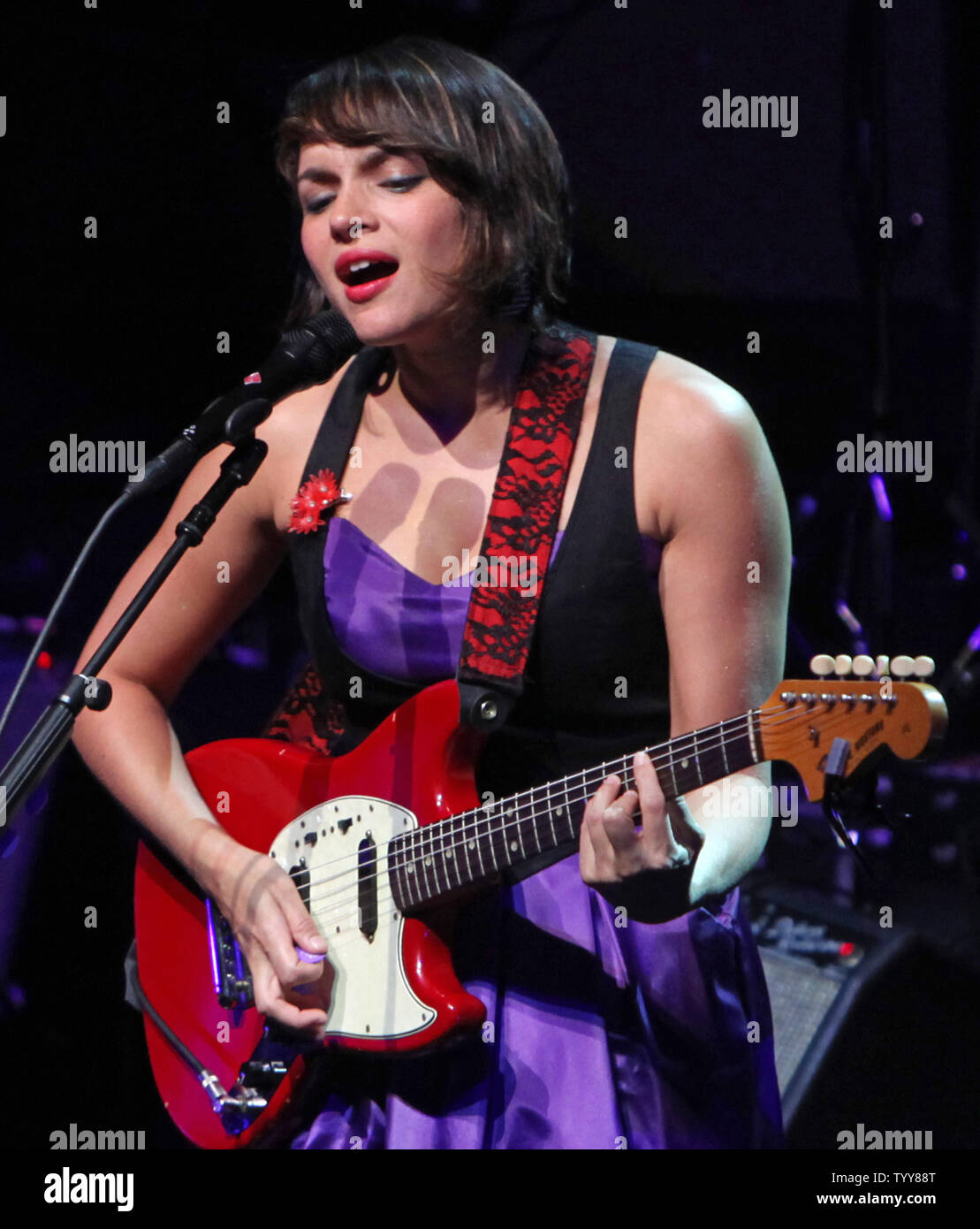 Norah Jones se produit en concert à l'Olympia à Paris le 24 juin 2010. UPI/David Silpa Banque D'Images