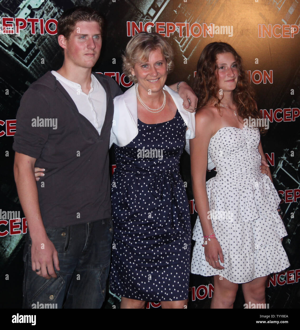 Nadine Morano, Secrétaire d'Etat à la famille, et ses enfants Gregoire (L) et Eleanor (R) Arrivée à la première du film 'Création' à Paris le 10 juillet 2010. UPI/David Silpa Banque D'Images