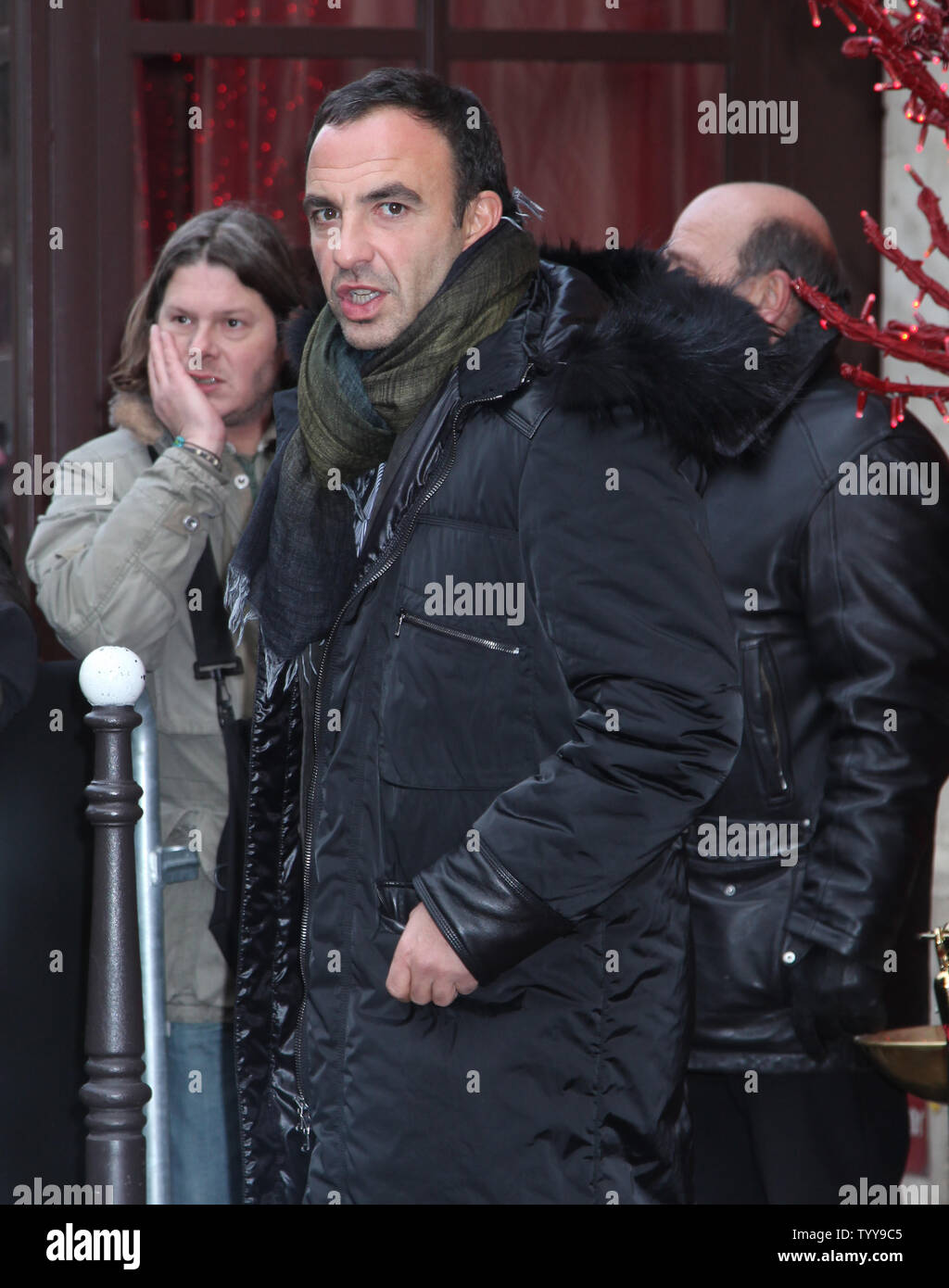 Nikos Aliagas arrive à un photocall pour le film "Burlesque" au Crazy Horse cabaret à Paris le 15 décembre 2010. UPI/David Silpa Banque D'Images