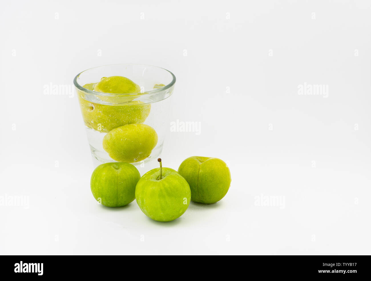 Prune vert dans la tasse Banque D'Images