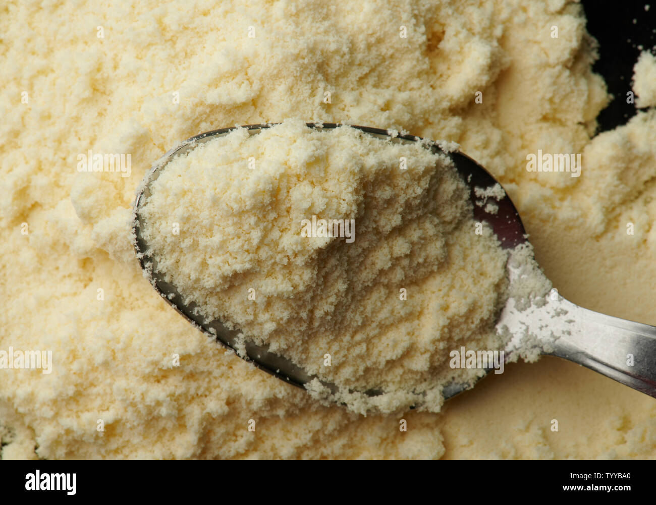 Poudre jaune dans cuillère en métal vue macro close up Banque D'Images