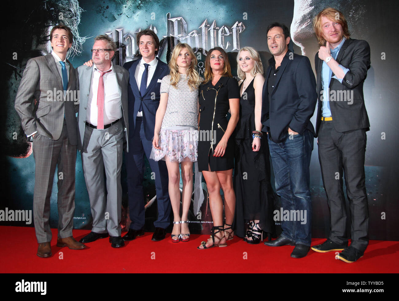 (De G à D) James Phelps, Mark Williams, Oliver Phelps, Poesy de Clemence, Natalia Tena, Evanna Lynch, Jason Isaacs et Donald Mormaer Gleeson arrivent à la première du film "Harry Potter et les Reliques de la mort : Part 2" à Paris le 12 juillet 2011. UPI/David Silpa Banque D'Images