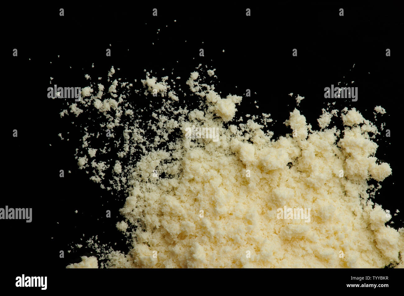Protéines en poudre sèche macro vue en gros pieu isolé Banque D'Images