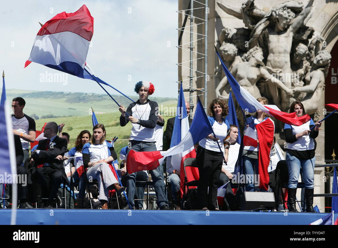 Les jeunes militants vague le drapeau national comme le leader du Front National, Marine Le Pen parle lors d'un rassemblement du parti pour le premier mai à venir de la deuxième série de votes pour les élections présidentielles en France, à Paris, le 1 mai 2012. Le Pen, dont le parti est arrivé troisième avec 18 pour cent de l'bvotes dans le premier tour de scrutin a déclaré qu'elle allait voter blanc. UPI/Eco Clement Banque D'Images