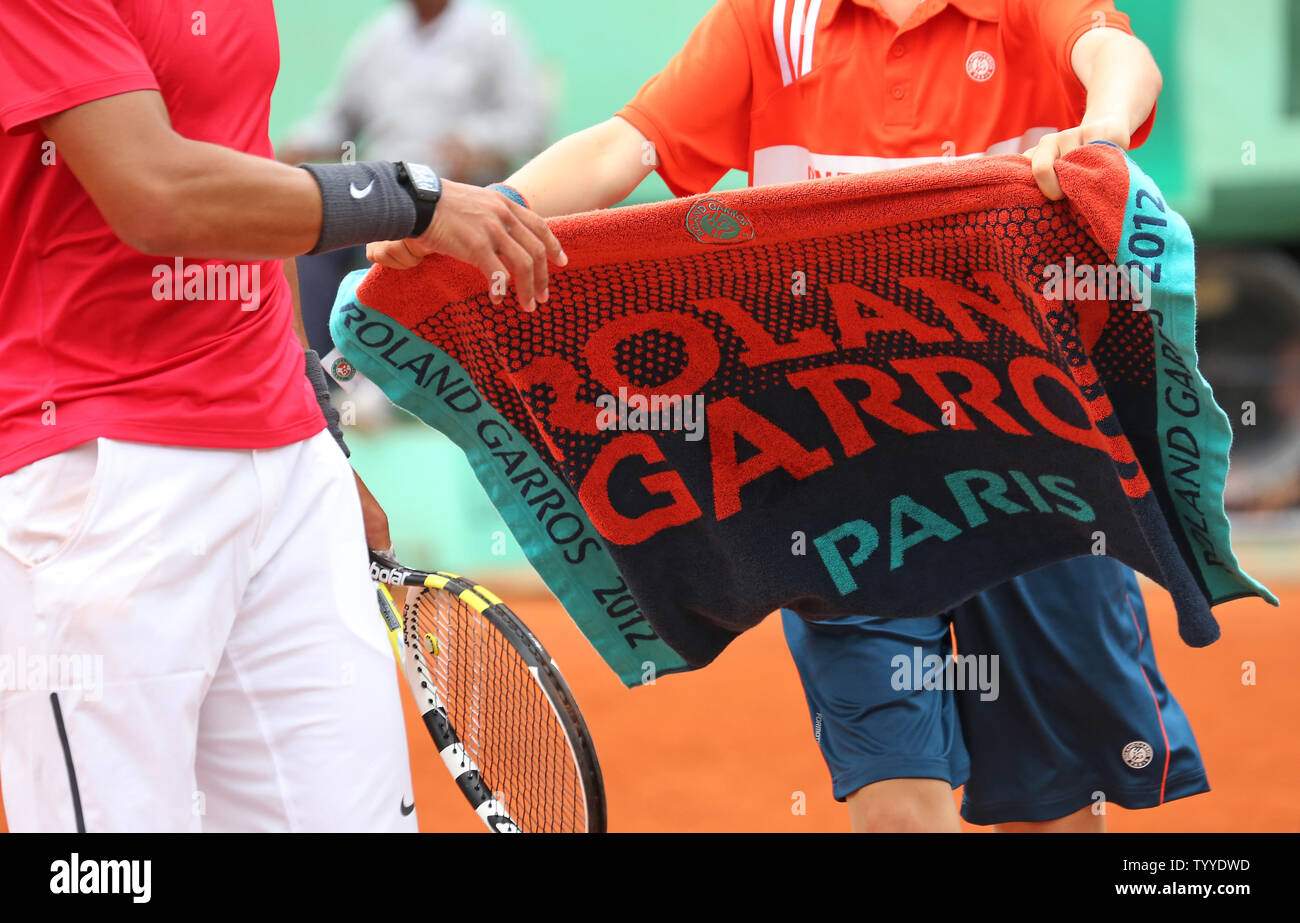 L'Espagnol Rafael Nadal obtient une serviette d'une Ball boy pendant son  match quart mens Open français contre l'espagnol Nicolas Almagro à Roland  Garros à Paris le 6 juin 2012. Nadal a battu