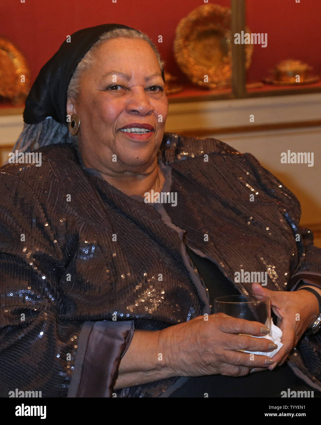 La romancière américaine Toni Morrison assiste à une réception à la résidence de l'Ambassadeur Américain à Paris le 21 septembre 2012. Morrison est l'invitée d'honneur de l'édition de cette année du Festival festival littéraire de l'Amérique, un événement biennal à Paris qui dispose d'Amérique du Nord et célèbre les auteurs. UPI/David Silpa. Banque D'Images