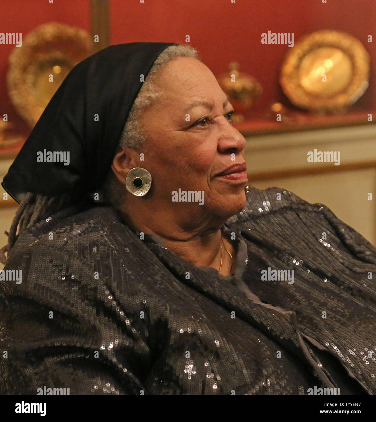 La romancière américaine Toni Morrison assiste à une réception à la résidence de l'Ambassadeur Américain à Paris le 21 septembre 2012. Morrison est l'invitée d'honneur de l'édition de cette année du Festival festival littéraire de l'Amérique, un événement biennal à Paris qui dispose d'Amérique du Nord et célèbre les auteurs. UPI/David Silpa. Banque D'Images