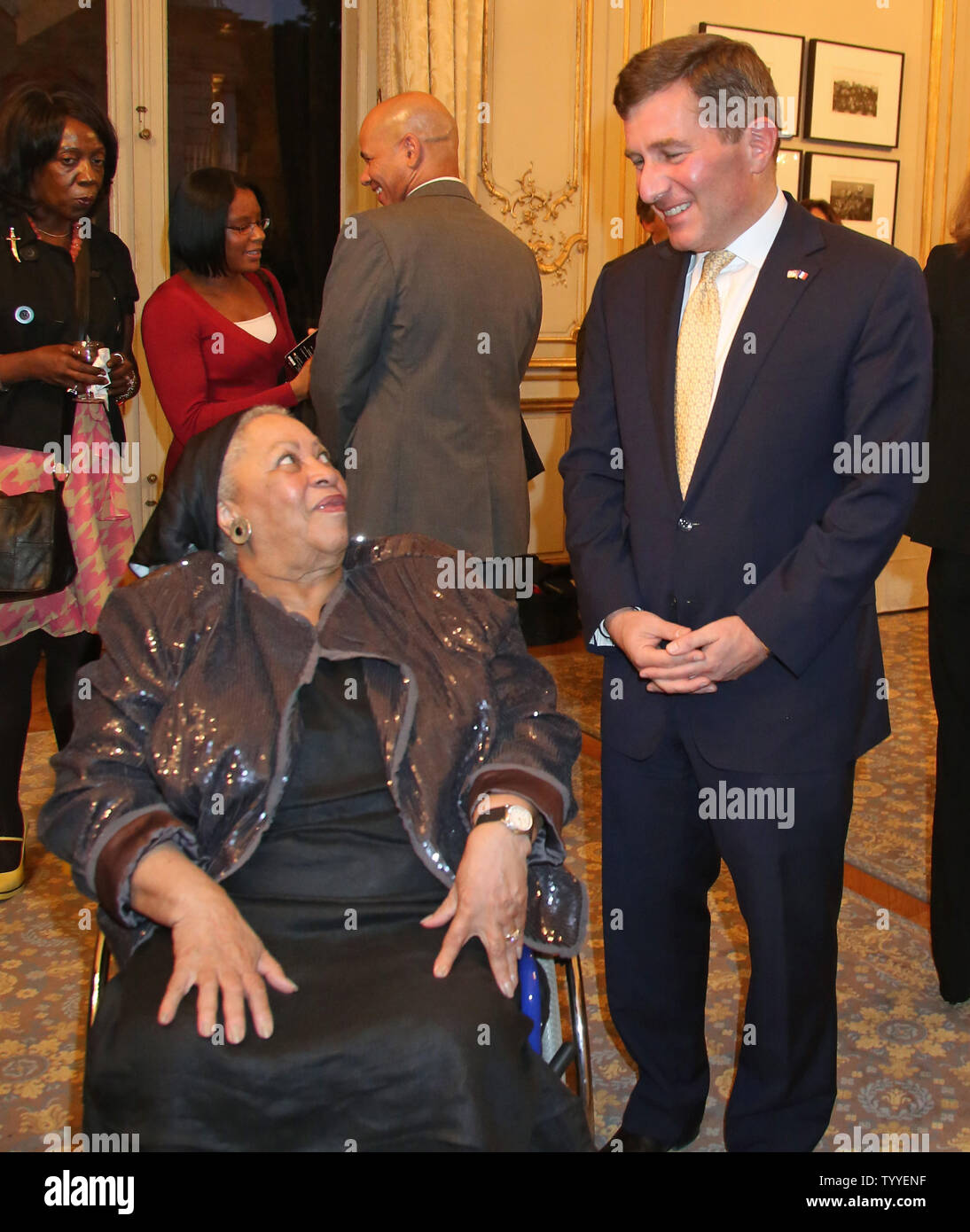 Ambassadeur des États-Unis en France Charles Rivkin et l'écrivain américain Toni Morrison assister à une réception à la résidence de l'Ambassadeur Américain à Paris le 21 septembre 2012. Morrison est l'invitée d'honneur de l'édition de cette année du Festival festival littéraire de l'Amérique, un événement biennal à Paris qui dispose d'Amérique du Nord et célèbre les auteurs. UPI/David Silpa. Banque D'Images