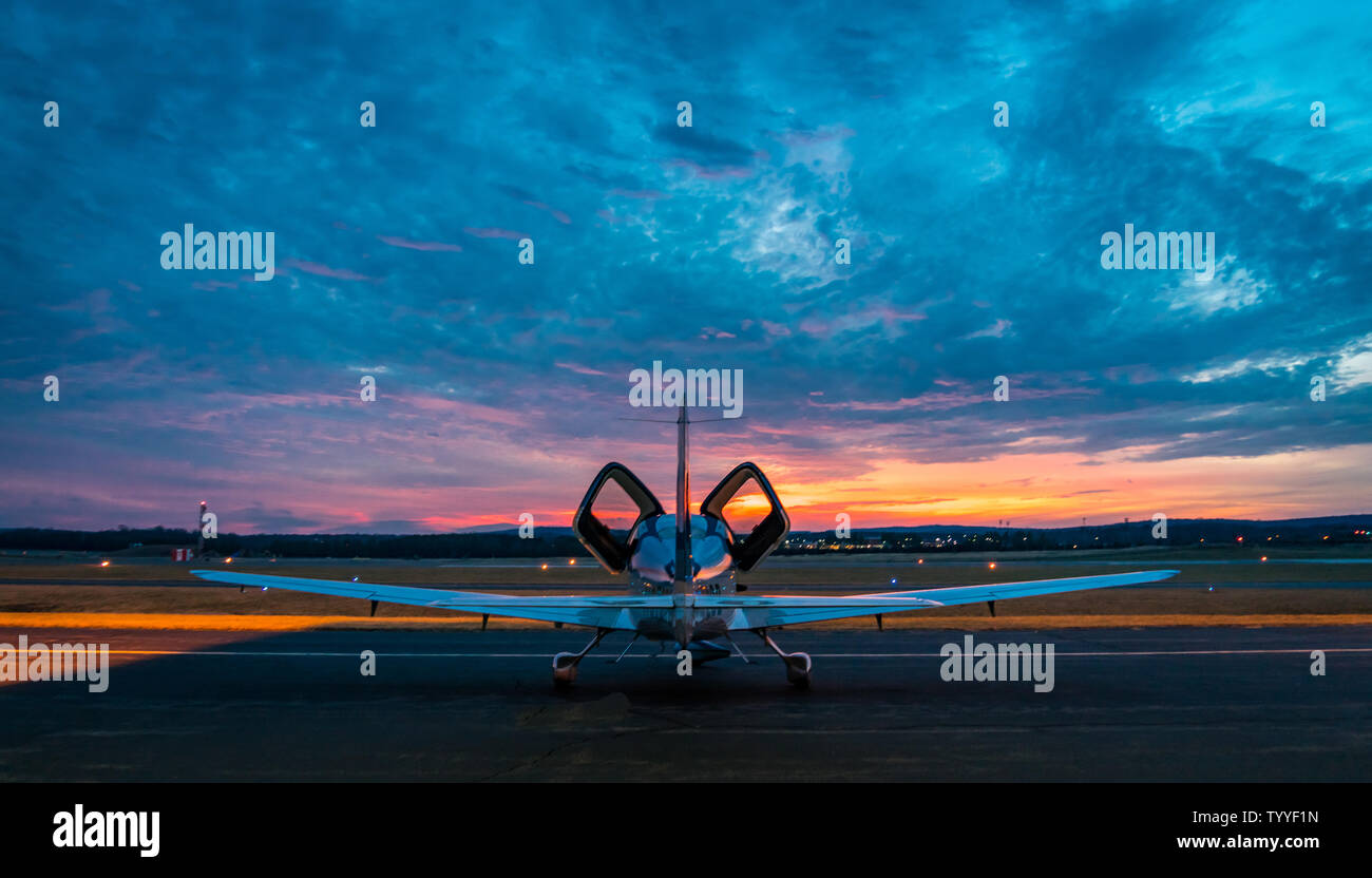 Un Cirrus SR22T 5 Génération avion repose sur la piste de l'aéroport Exécutif Leesburg au coucher du soleil à Leesburg, Virginia, USA. Banque D'Images