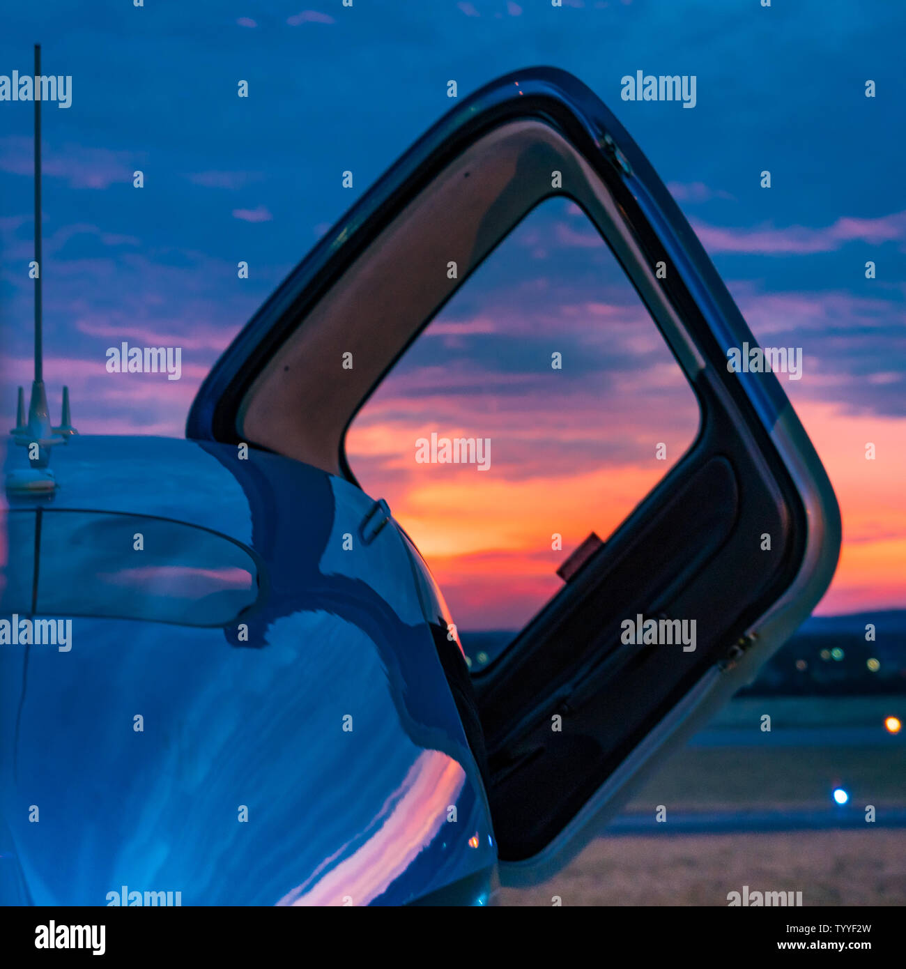 Ouvrez la porte d'un Cirrus SR22T 5 Génération avion reposant sur la piste de l'aéroport Exécutif Leesburg au coucher du soleil à Leesburg, Virginia, USA. Banque D'Images