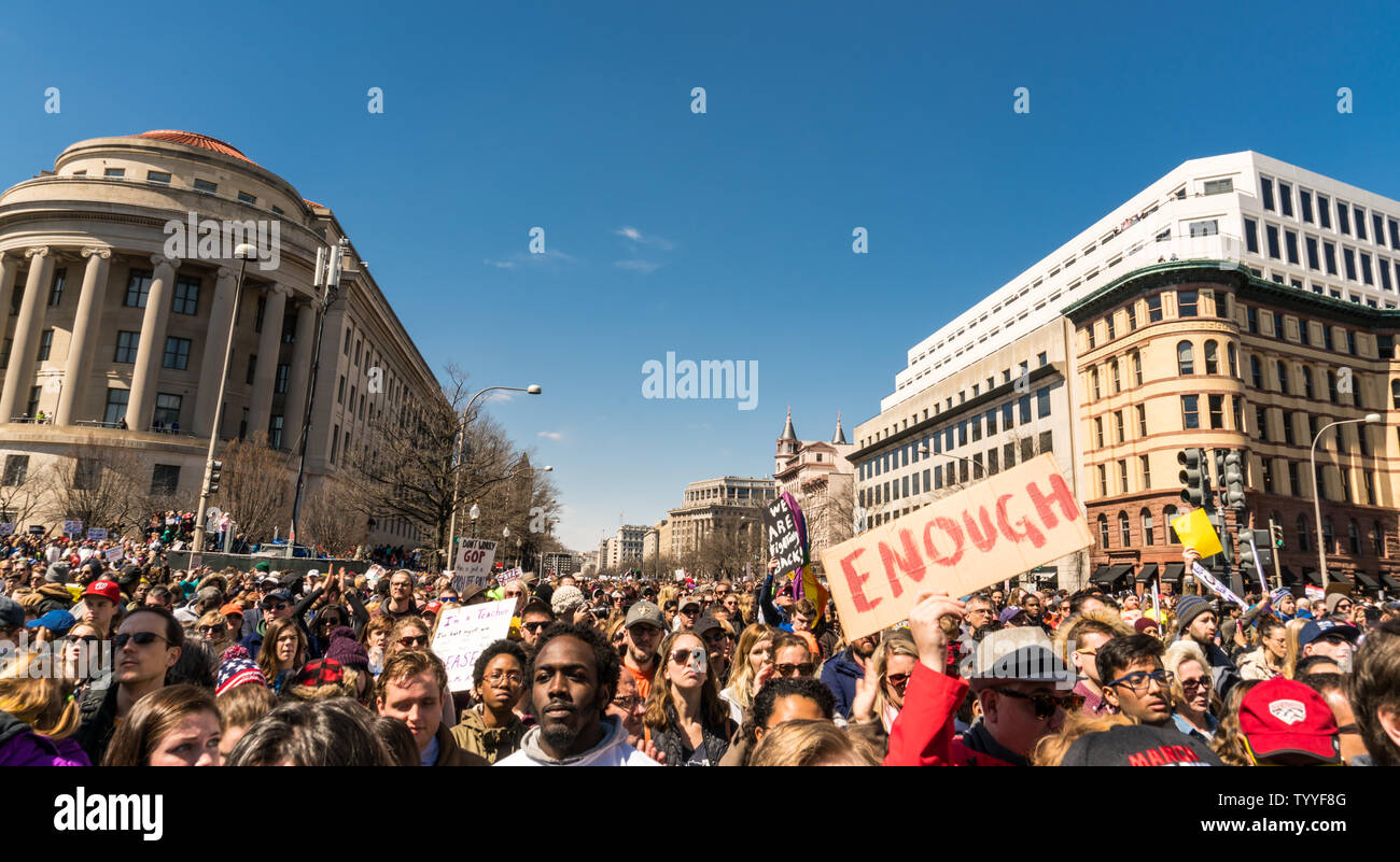 Plan large d'une foule de manifestants à la Marche pour nos vies rassemblement à Washington, DC, USA le 24 mars 2018. Banque D'Images