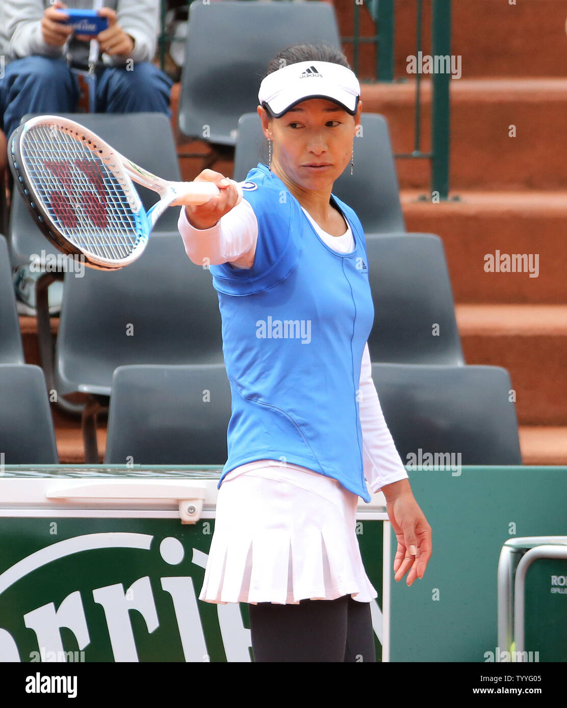 De Kimiko Date-Krumm Japon réagit après un tir pendant son français Open de premier match contre Samantha Stosur australienne à Roland Garros à Paris le 28 mai 2013. Stosur a battu Date-Krumm 6-0, 6-2. UPI/David Silpa Banque D'Images