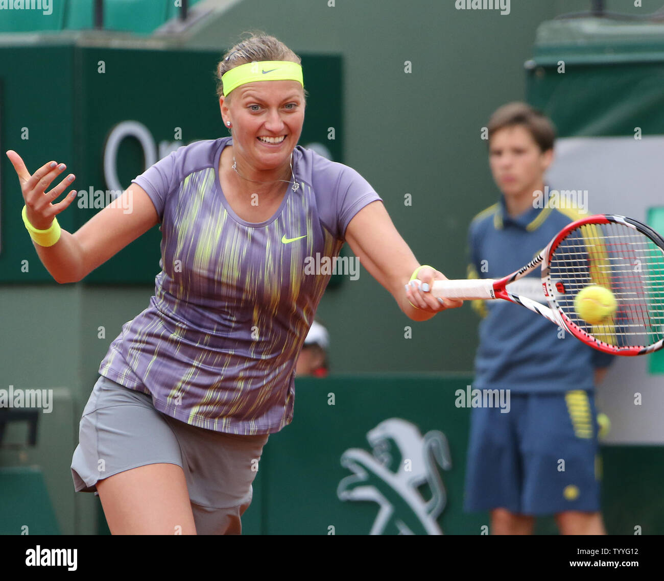 République tchèque Petra Kvitova frappe un coup pendant son français Open de premier tour match contre Aravane Rezai de France à Roland Garros à Paris le 29 mai 2013. Kvitova défait Rezai 6-3, 4-6, 6-2. UPI/David Silpa Banque D'Images