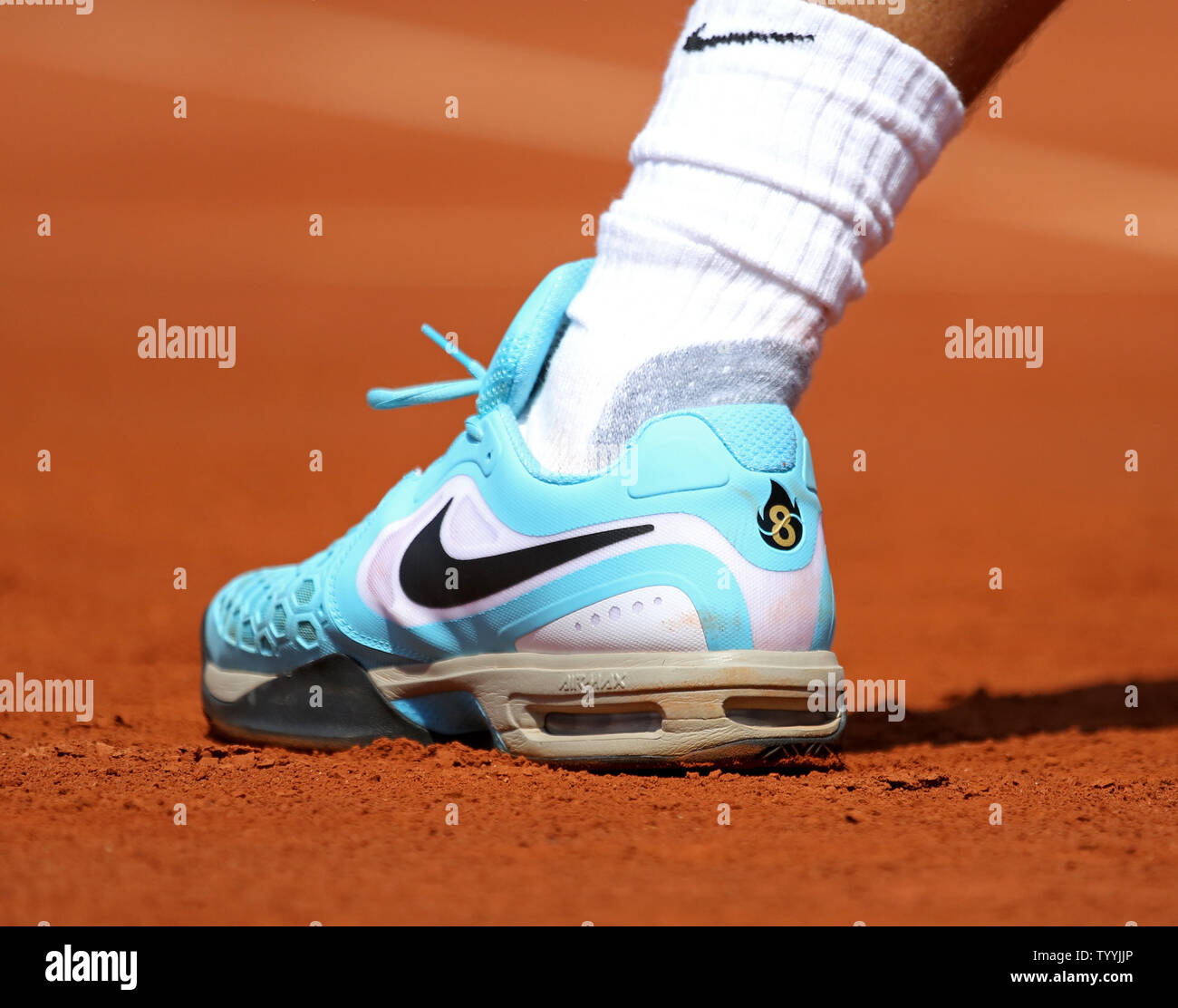 Une chaussure de Rafael Nadal de l'Espagne, avec le chiffre 8 qui  représente le nombre de championnats de France qu'il a gagné, c'est vu au  cours de son Open de France men's