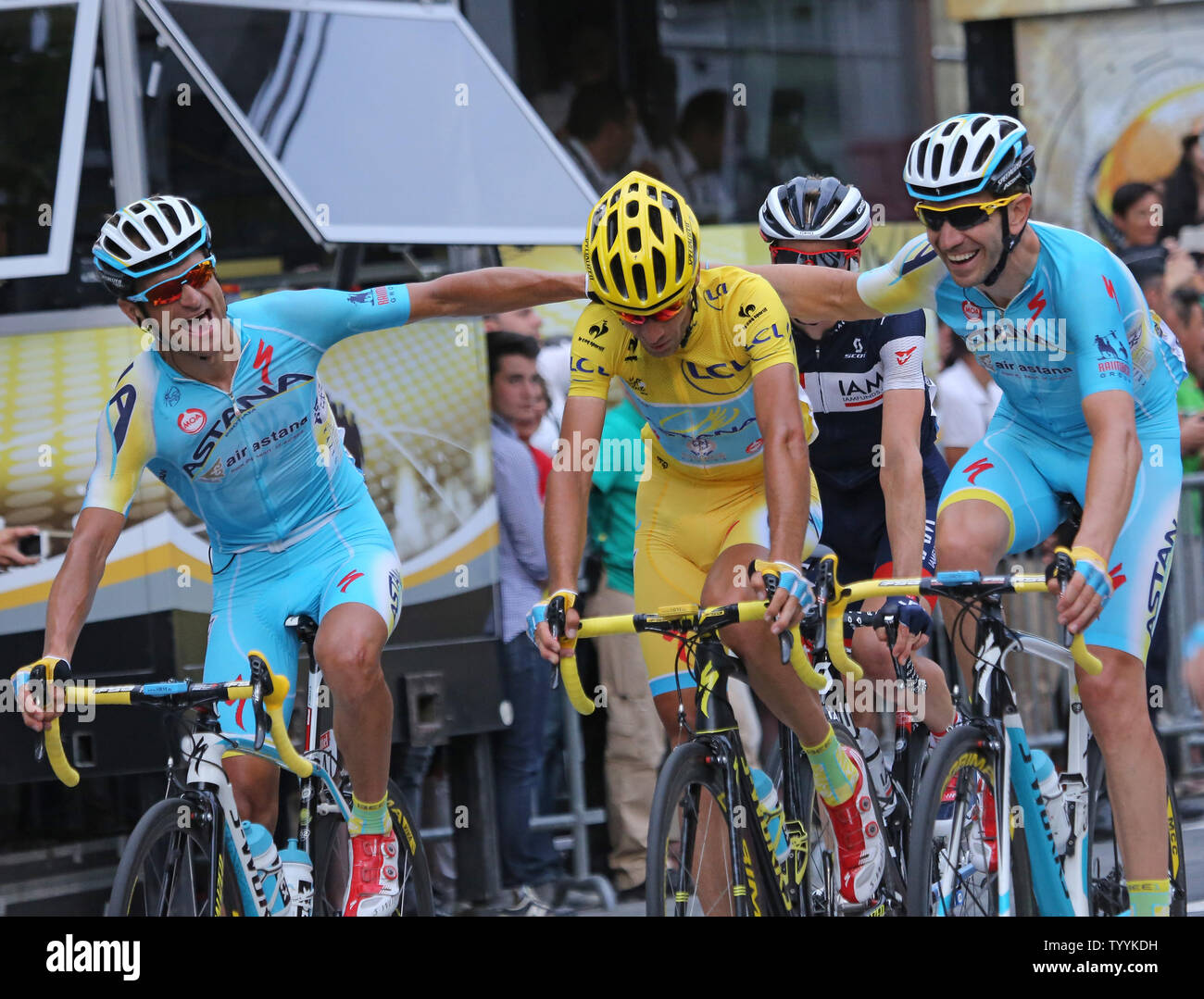 Vincenzo Nibali de l'Italie (maillot jaune) est félicité par ses coéquipiers après avoir remporté le Tour de France à Paris le 27 juillet 2014. L'Italien est le sixième homme à remporter les trois grands tours - Le Tour de France, Giro d'Italia et la Vuelta a Espana. UPI/David Silpa Banque D'Images