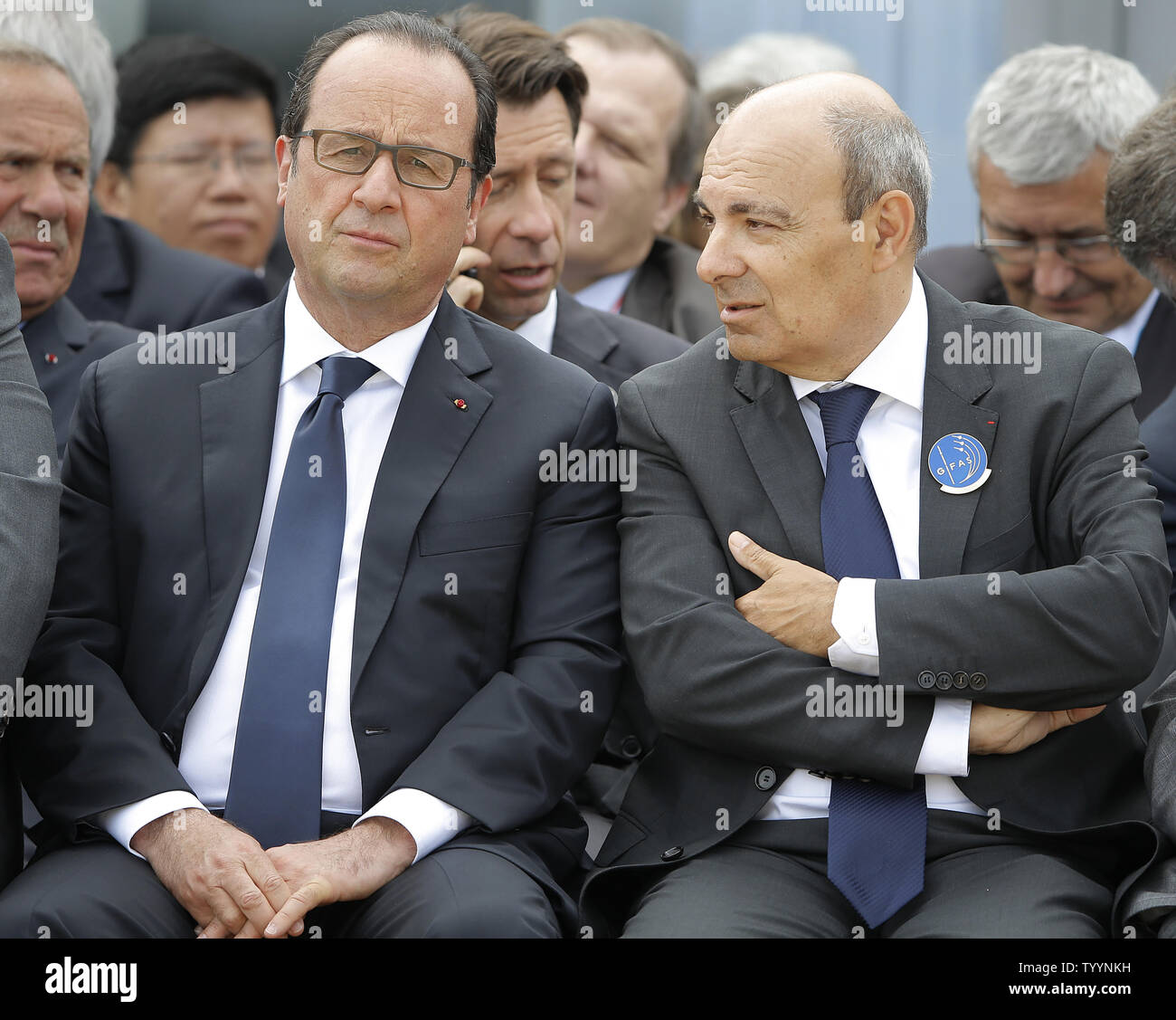 Le président français François Hollande (G) et PDG de Dassault Aviation Eric Trappier assister à la démonstration aérienne à l'ouverture de la 51e International Paris Air Show du Bourget près de Paris le 15 juin 2015. Photo de David Silpa/UPI Banque D'Images