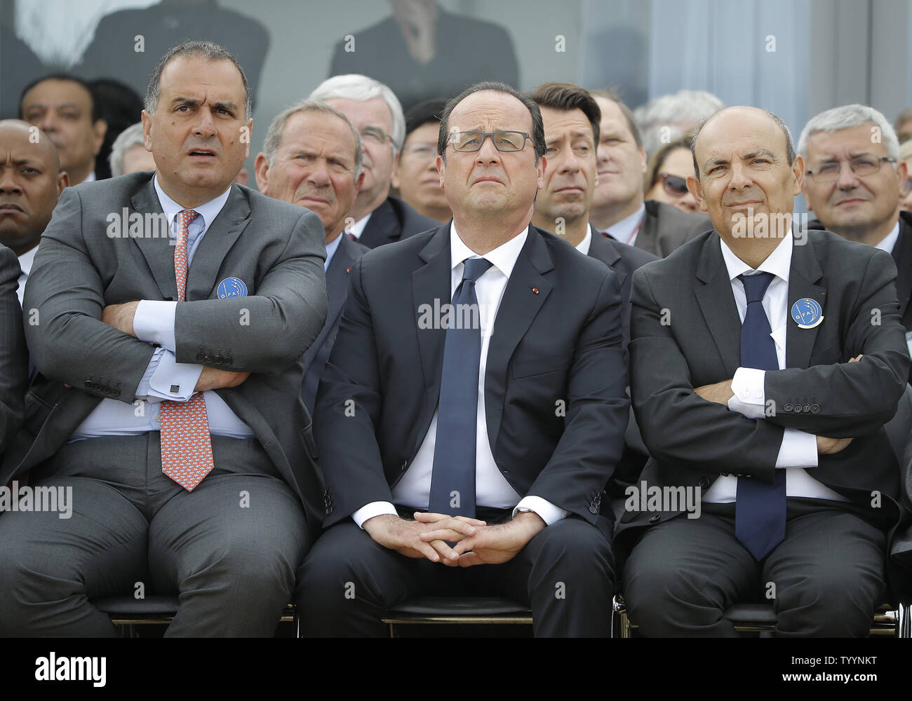 Directeur de la Stratégie et du marketing du groupe Airbus Marwan Lahoud (L), le président français François Hollande (C) et PDG de Dassault Aviation Eric Trappier assister à la démonstration aérienne à l'ouverture de la 51e International Paris Air Show du Bourget près de Paris le 15 juin 2015. Photo de David Silpa/UPI Banque D'Images