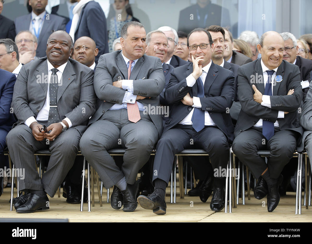 (De G à D) le président gabonais Ali Bongo, Directeur de la Stratégie et du marketing du groupe Airbus Marwan Lahoud, le président français François Hollande, PDG de Dassault Aviation Eric Trappier et président et chef de la direction de Groupe Dassault Serge Dassault assister à la démonstration aérienne à l'ouverture de la 51e International Paris Air Show du Bourget près de Paris le 15 juin 2015. Photo de David Silpa/UPI Banque D'Images