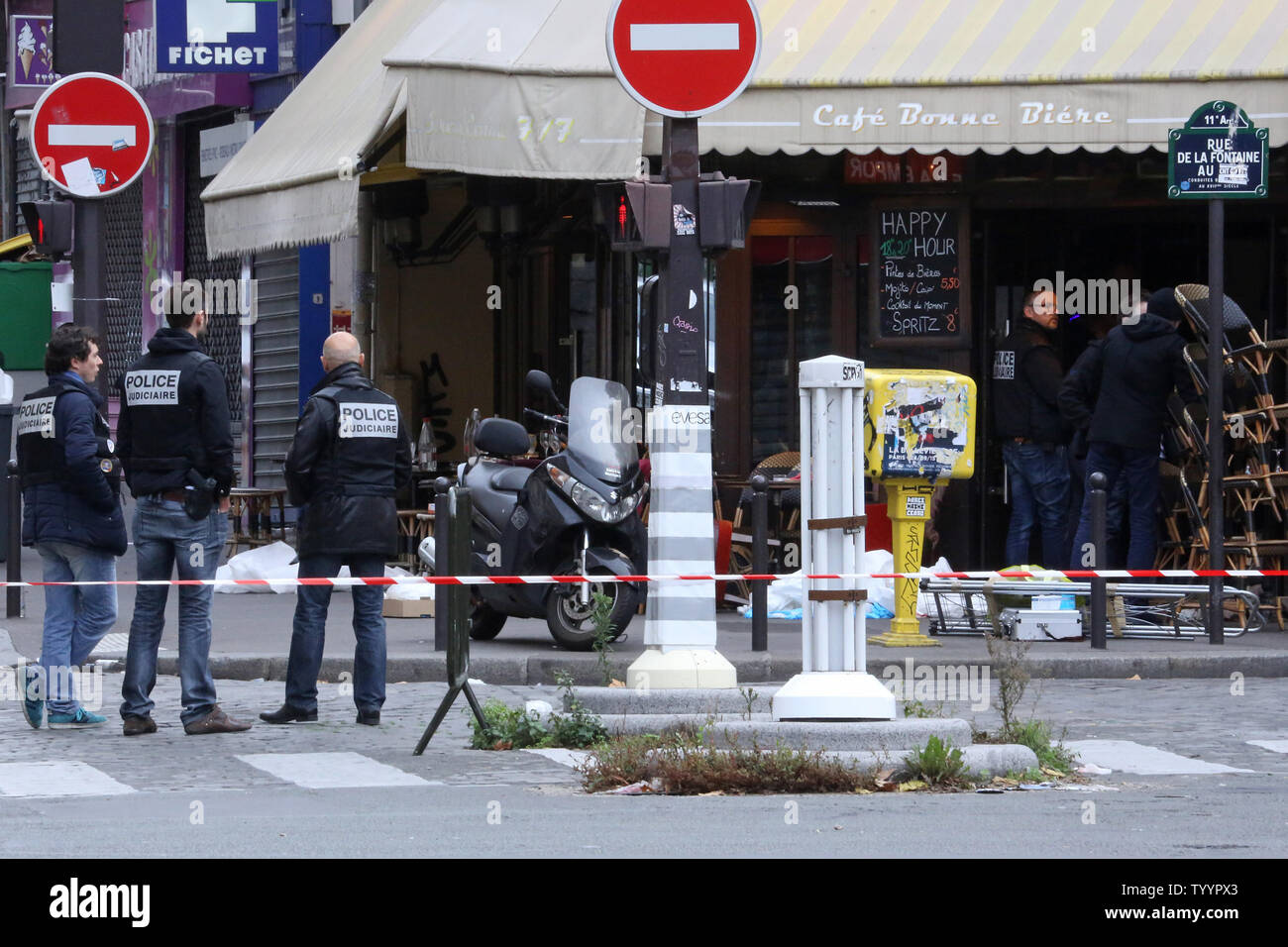 La police est vu près de la rue Fontaine-au-roi à Paris le 14 novembre 2015. Un café sur la rue a été l'un des endroits frappés par une série d'attaques coordonnées dans toute la ville qui a fait au moins 120 vies. L'État islamique (ISIS) a revendiqué la responsabilité des attaques. Photo de David Silpa/UPI Banque D'Images