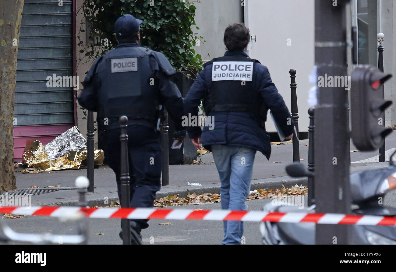 La police est vu près de la rue Fontaine-au-roi à Paris le 14 novembre 2015. Un café sur la rue a été l'un des endroits frappés par une série d'attaques coordonnées dans toute la ville qui a fait au moins 120 vies. L'État islamique (ISIS) a revendiqué la responsabilité des attaques. Photo de David Silpa/UPI Banque D'Images