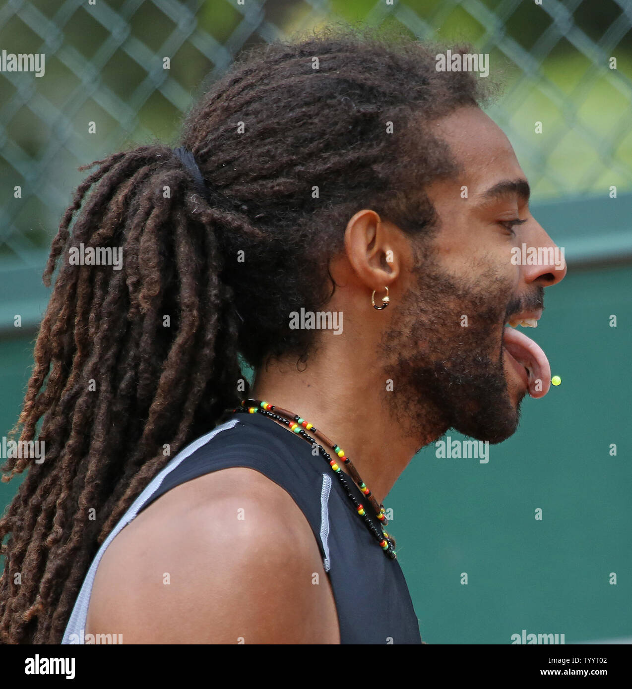 Dustin Brown de l'Allemagne réagit après un tir lors de son Open de France men's deuxième tour contre l'Américain Jack Sock à Roland Garros à Paris le 25 mai 2016. Sock défait Brown 6-3, 7-6 (5), 6-2 à l'avance pour le troisième tour. Photo de David Silpa/UPI Banque D'Images