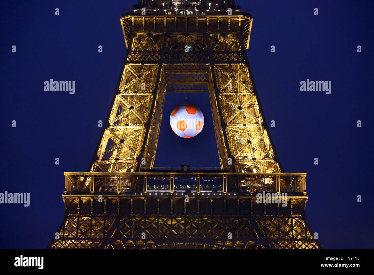 Un ballon de football géant suspendu à la Tour Eiffel à Paris 11 juin 2016  comme le premier jeu de l'Euro 2016 Championnat est en cours. Le mois d'une  journée se déroule