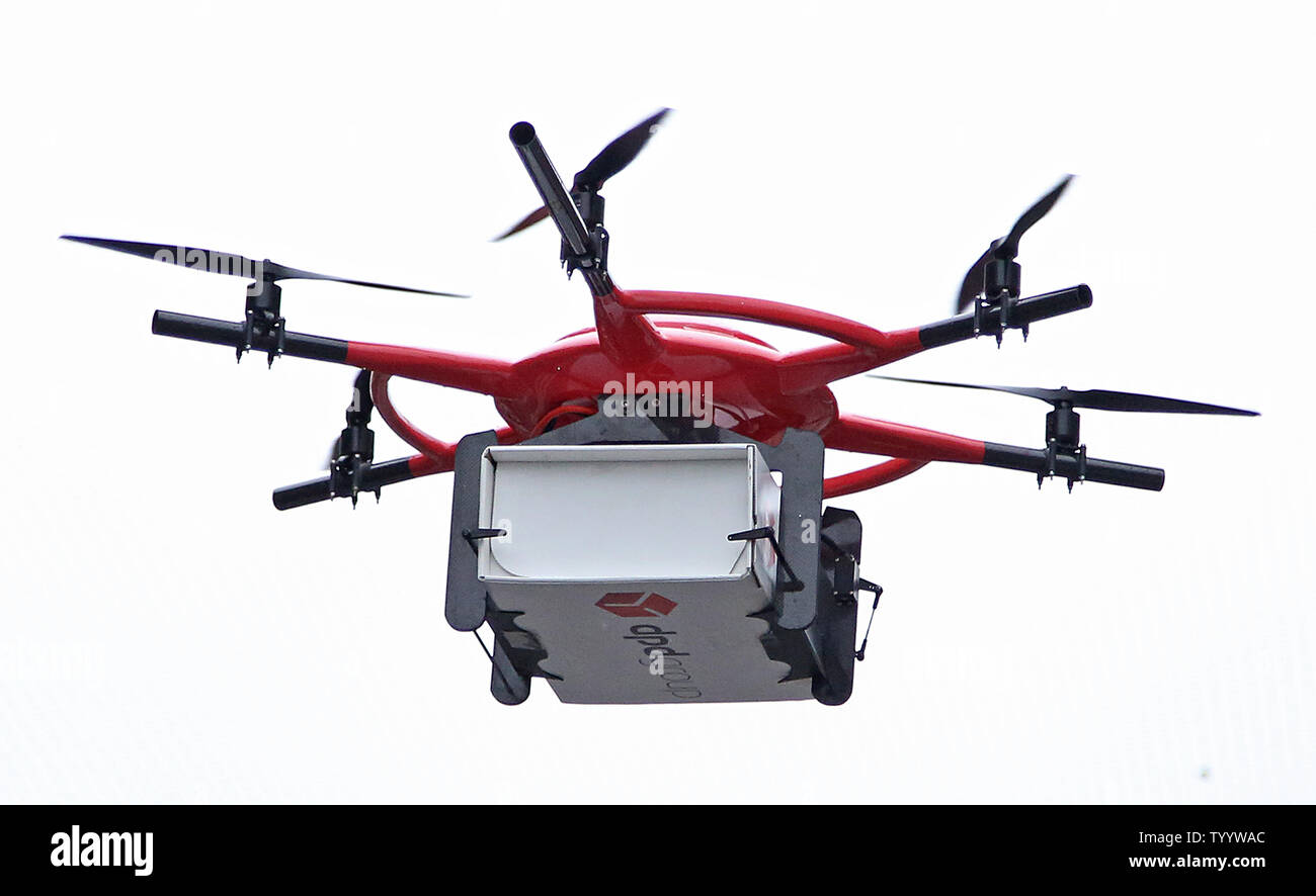 Un bourdon est vu offrir un paquet le long de l'Avenue des Champs-Élysées, lors d'une manifestation lors de la première assemblée annuelle Festival Drone à Paris le 4 septembre 2016. L'événement, qui les races à travers un parcours à proximité de l'Arc de Triomphe, suivie de l'annonce faite par le maire de Paris Anne Hidalgo que la ville a établi deux endroits où les pilotes de drones amateur peut voler leurs drones un dimanche chaque mois. Photo de David Silpa/UPI Banque D'Images Un bourdon est vu offrir un paquet le long de l'Avenue des Champs-Élysées, lors d'une manifestation lors de la première assemblée annuelle Festival Drone à Paris le 4 septembre 2016. L'événement, qui les races à travers un parcours à proximité de l'Arc de Triomphe, suivie de l'annonce faite par le maire de Paris Anne Hidalgo que la ville a établi deux endroits où les pilotes de drones amateur peut voler leurs drones un dimanche chaque mois. Photo de David Silpa/UPI Banque D'Images