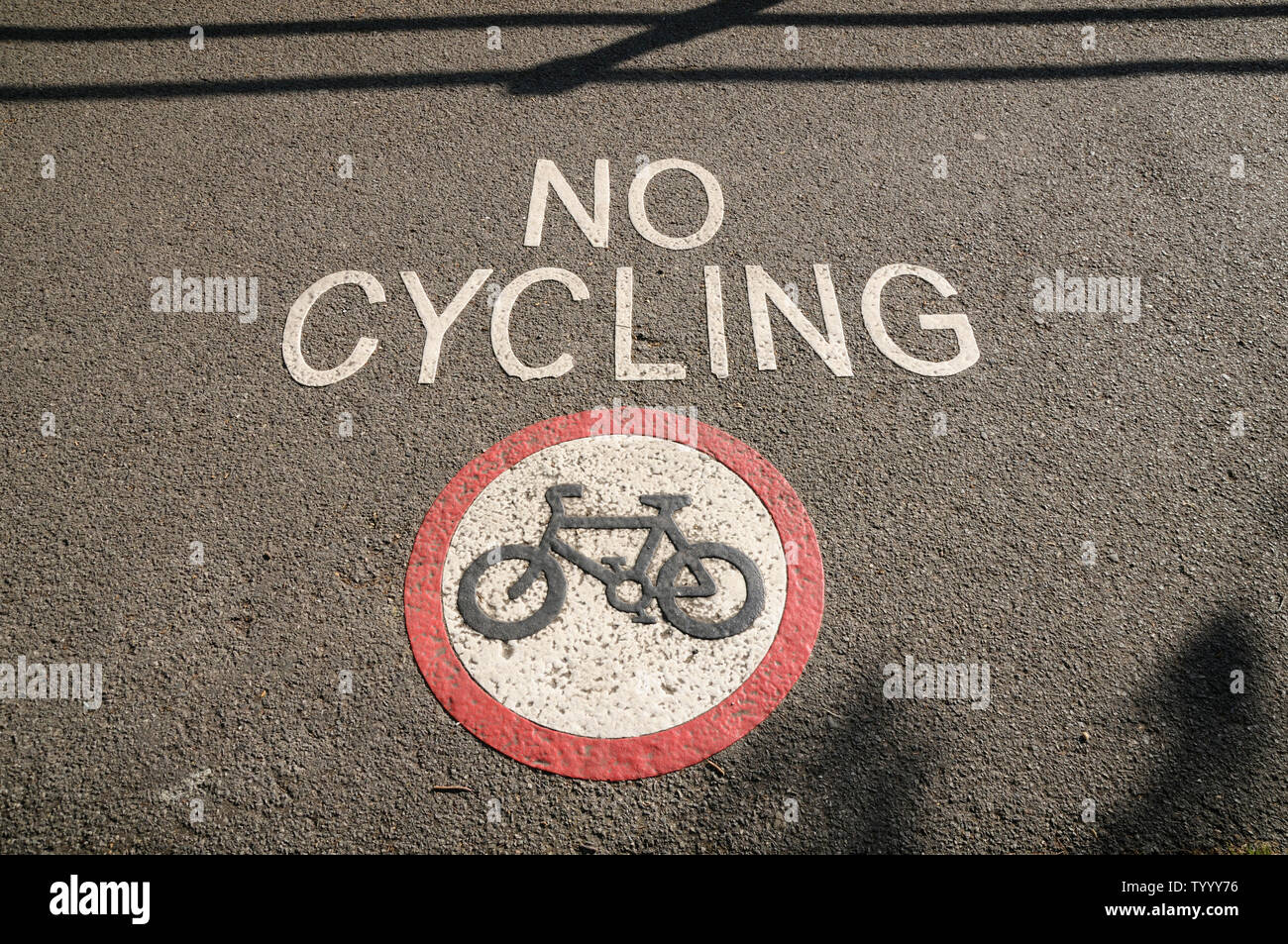 Pas de vélo inscription peinte sur piste cyclable, London, England, UK Banque D'Images