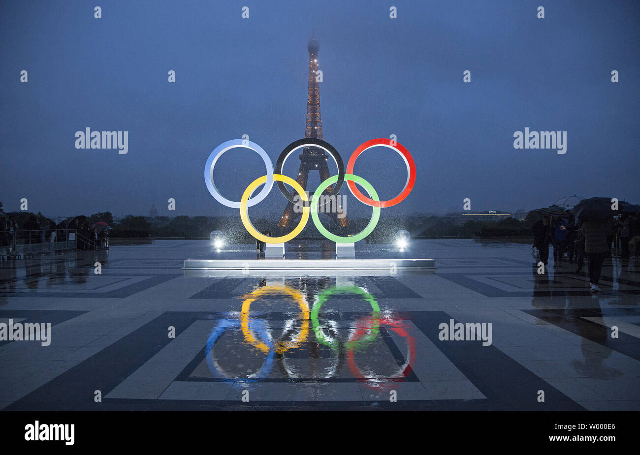Les anneaux olympiques sont dévoilées sur la place du Trocadéro en face