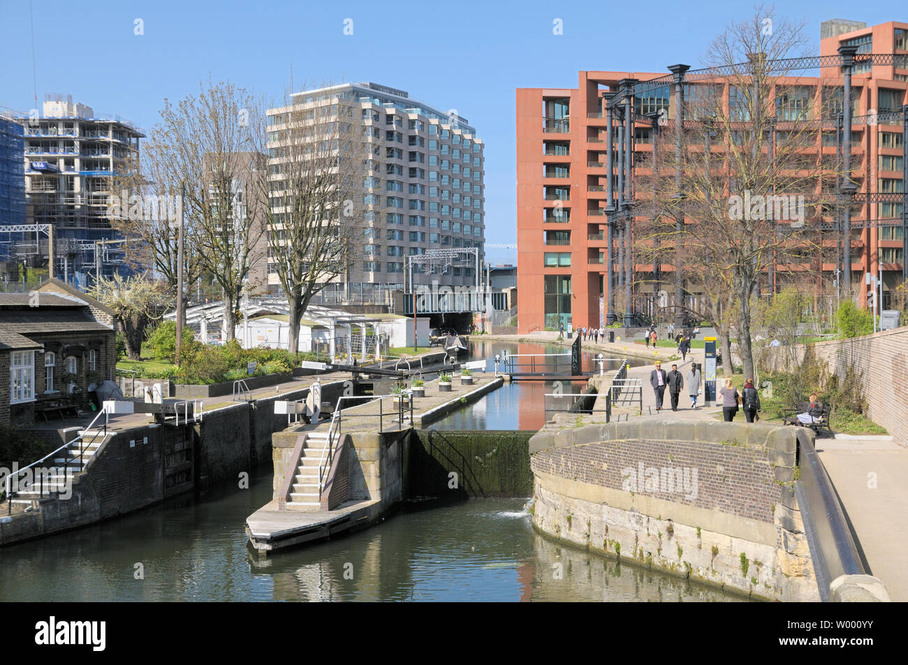 Blocage de St Pancras et Gasholder Park, Regent's Canal, King's Cross, Londres, Angleterre, Royaume-Uni Banque D'Images