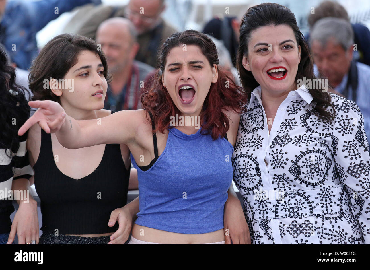 Manal Issa (L) et Gaya Jiji arrivent à un photocall pour le film "Mon tissu  préféré (Mon tissu prefere) lors de la 71e assemblée annuelle du Festival  International du Film de Cannes