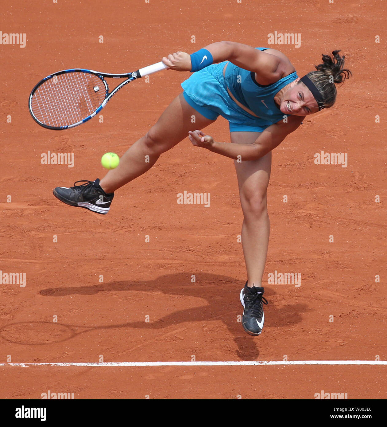 Sara Errani d Italie hits un servir pendant son français Open de premier tour match contre Alize Cornet de France à Roland Garros à Paris le 27 mai 2018. Défait 2-6 Cornet Errani, 6-2, 6-3) pour passer à la deuxième ronde. Photo de David Silpa/UPI Banque D'Images