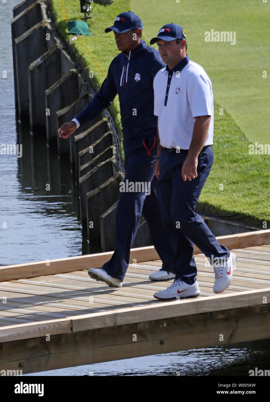 Tiger Woods (L) et Patrick Reed traverser un pont sur le 15ème green sur la deuxième journée de la Ryder Cup au Golf National de Guyancourt, près de Paris le 29 septembre 2018. L'Europe de l'équipe conduit l'équipe USA 10-6 à l'approche de la dernière journée de compétition. Photo de David Silpa/UPI Banque D'Images