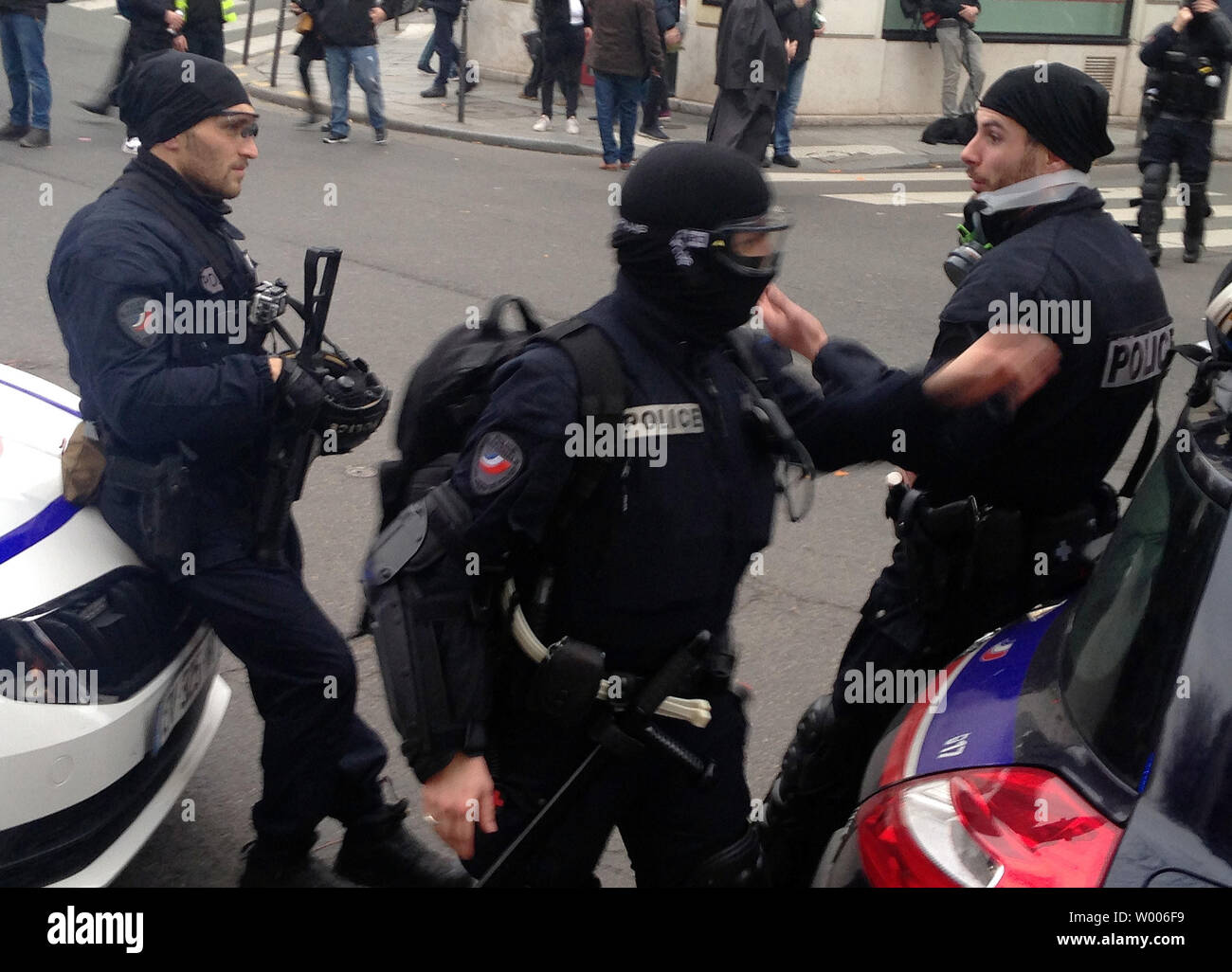 La police française armés montent la garde dans les engins anti-émeutes à Paris le 8 décembre 2018. La violence a éclaté avec les forces de sécurité après plus de 30 000 manifestants 'yellow vest' a pris tot il rues oft il capital. Photo par Eco Clement/UPI Banque D'Images