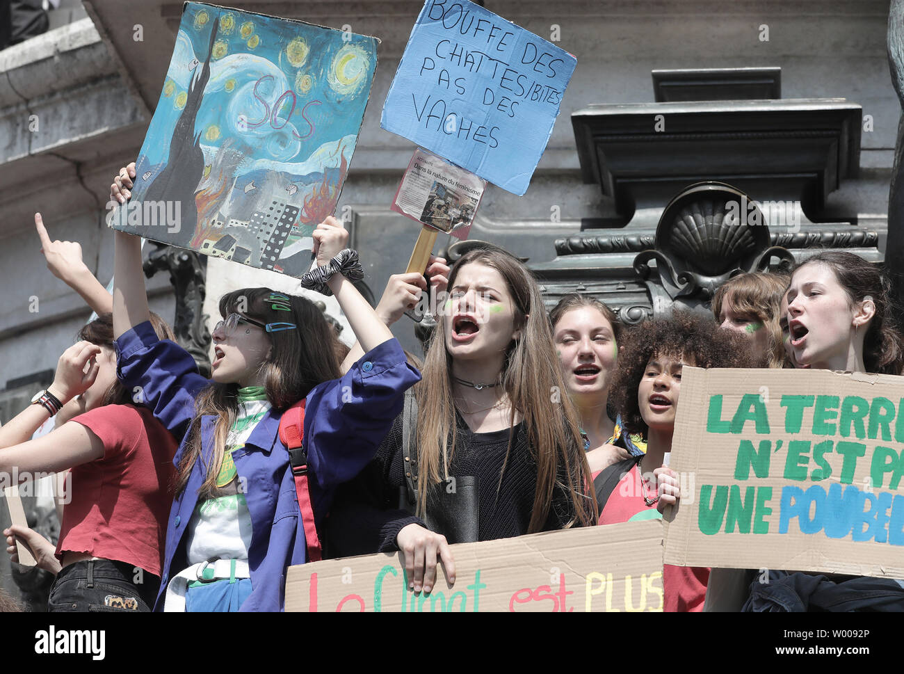 Les jeunes Français, principalement l'école secondaire et collégial, démontrer pendant une grève pour exiger des mesures contre le réchauffement climatique au cours d'une protestation de masse dans les rues de Paris, le 24 mai 2019. Des milliers de manifestants se sont joints à un appel international pour le climat. Photo par Eco Clement/UPI Banque D'Images