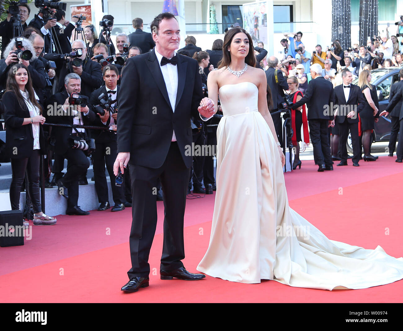 Quentin Tarantino et Daniella Pick arrivent sur le tapis rouge lors de la cérémonie de clôture avant la projection du film 'The Specials" au 20e Congrès International du Film de Cannes à Cannes, France le 25 mai 2019. Photo de David Silpa/UPI Banque D'Images
