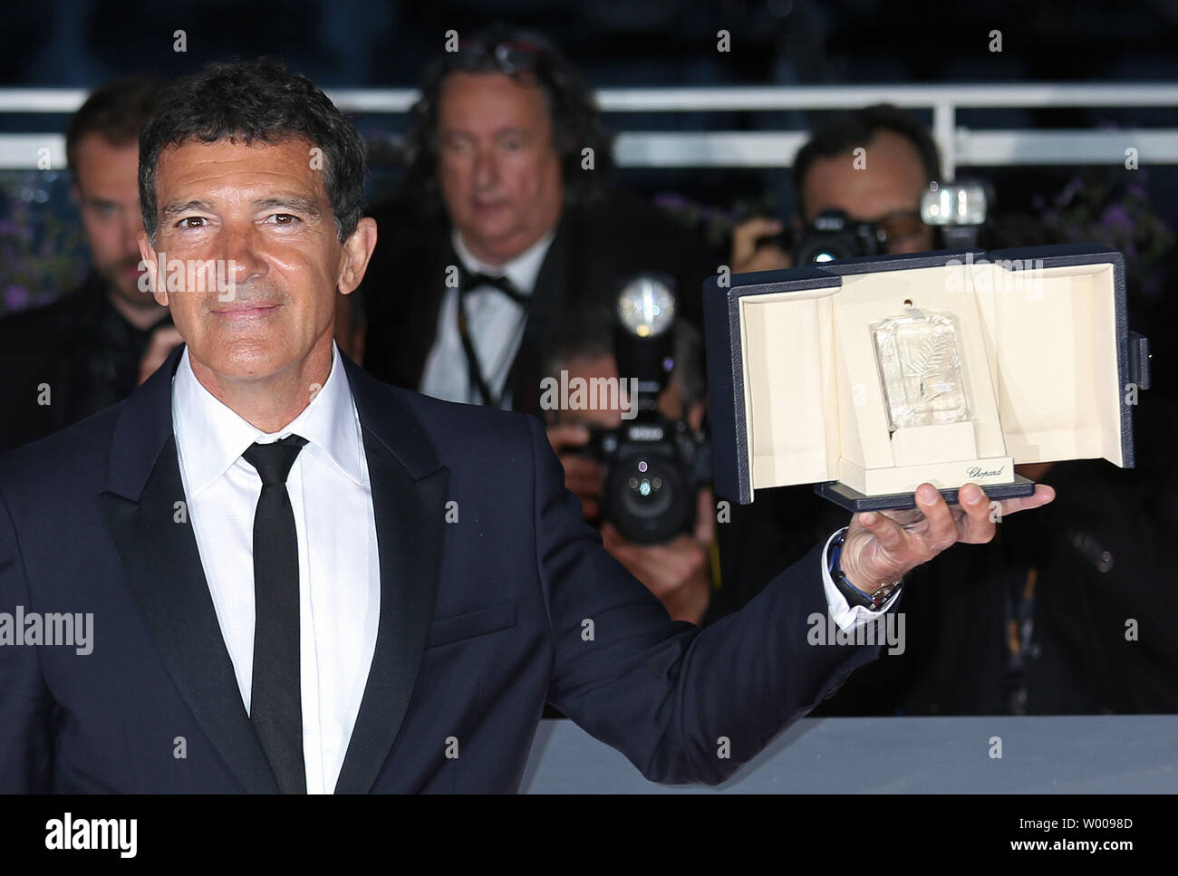 L'acteur Antonio Banderas arrive à la bourse photocall après avoir reçu le prix "Meilleur acteur" pour le film 'La douleur et la gloire" au cours de la 20e Congrès International du Film de Cannes à Cannes, France le 25 mai 2019. Photo de David Silpa/UPI Banque D'Images