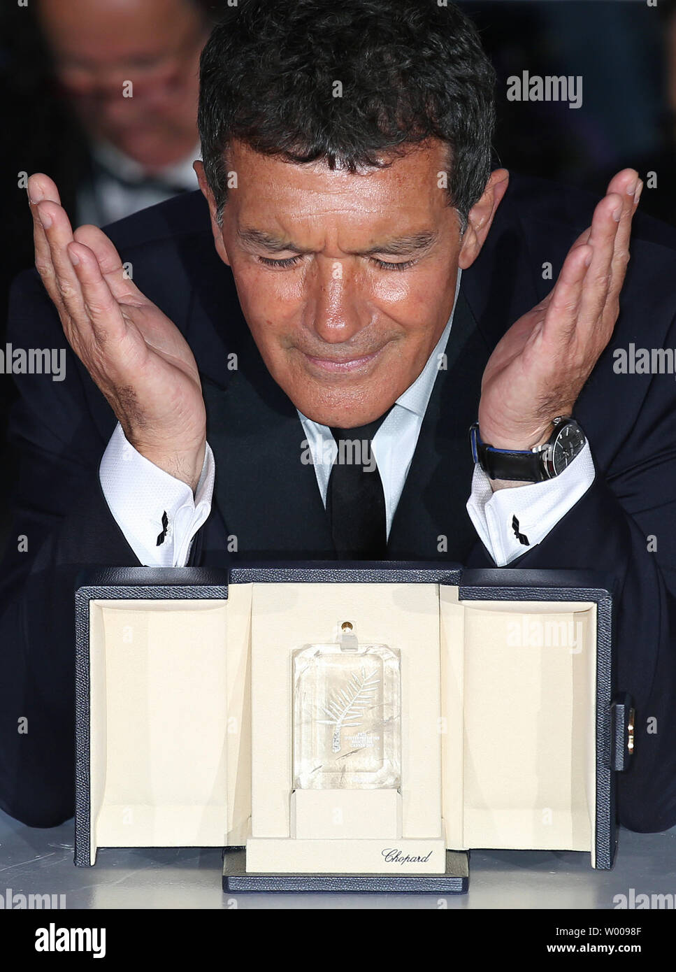 L'acteur Antonio Banderas arrive à la bourse photocall après avoir reçu le prix "Meilleur acteur" pour le film 'La douleur et la gloire" au cours de la 20e Congrès International du Film de Cannes à Cannes, France le 25 mai 2019. Photo de David Silpa/UPI Banque D'Images