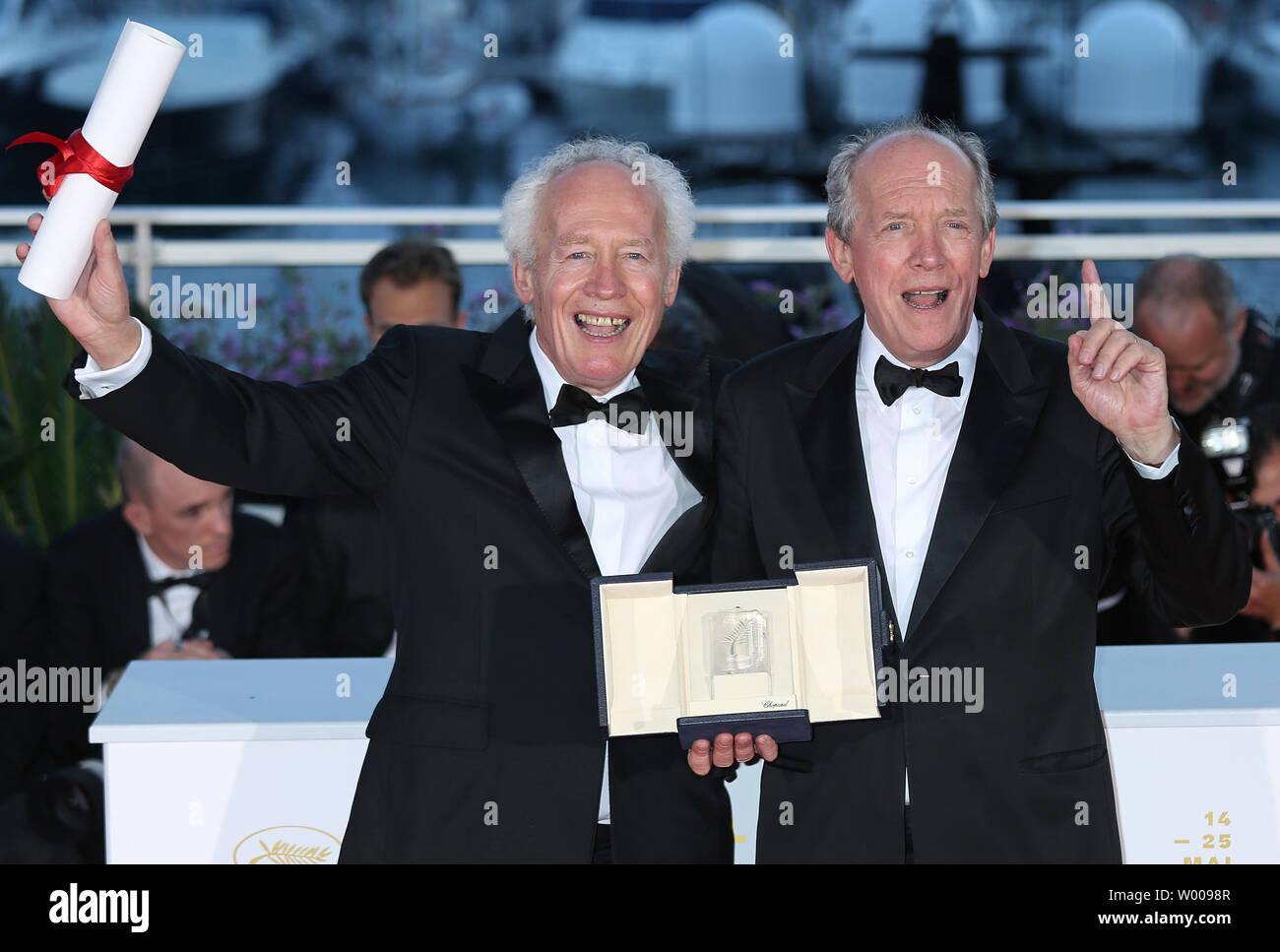 Jean-Pierre Dardenne (L) et Luc Dardenne arrivent à l'award photocall après avoir reçu le "Meilleur Directeur' award pour le film 'Ahmed' au cours de la 20e Congrès International du Film de Cannes à Cannes, France le 25 mai 2019. Photo de David Silpa/UPI Banque D'Images