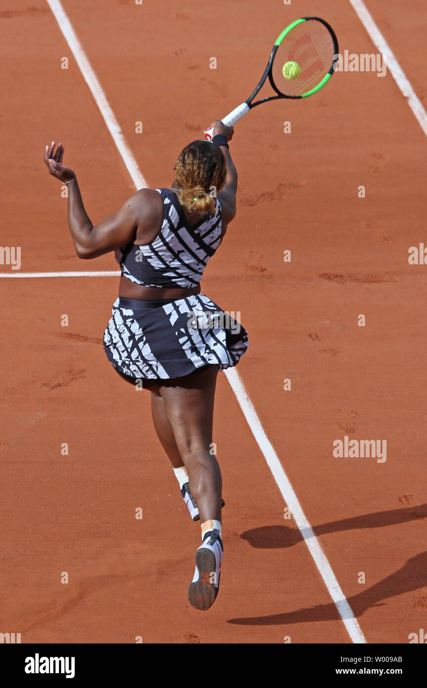 Cuisine américaine Serena Williams frappe un coup pendant son français Open de premier tour contre le Russe Vitalia Diatchenko à Roland Garros à Paris le 27 mai 2019. Williams bat Diatchenko 2-6, 6-1, 6-0) pour passer à la deuxième ronde. Photo de David Silpa/UPI Banque D'Images