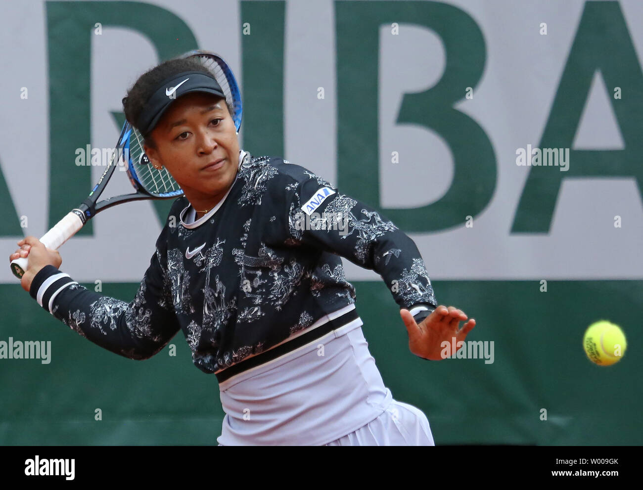 Naomi Osaka du Japon hits un tir pendant son français Open de premier tour match contre Anna Karolina Schmiedlova de Slovaquie à Roland Garros à Paris le 28 mai 2019. Osaka a défait Schmiedlova 0-6, 7-6 (4), 6-1 à l'avance à la deuxième ronde. Photo de David Silpa/UPI Banque D'Images