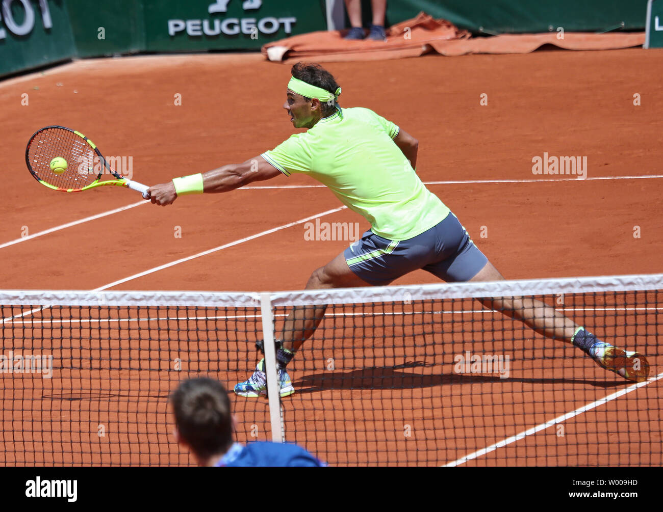 L'Espagne de Rafael Nadal frappe un coup lors de son Open de France men's deuxième tour contre Yannick Maden de l'Allemagne à Roland Garros à Paris le 29 mai 2019. Nadal défait Maden 6-1, 6-2, 6-4) pour passer à la troisième ronde. Photo de David Silpa/UPI Banque D'Images