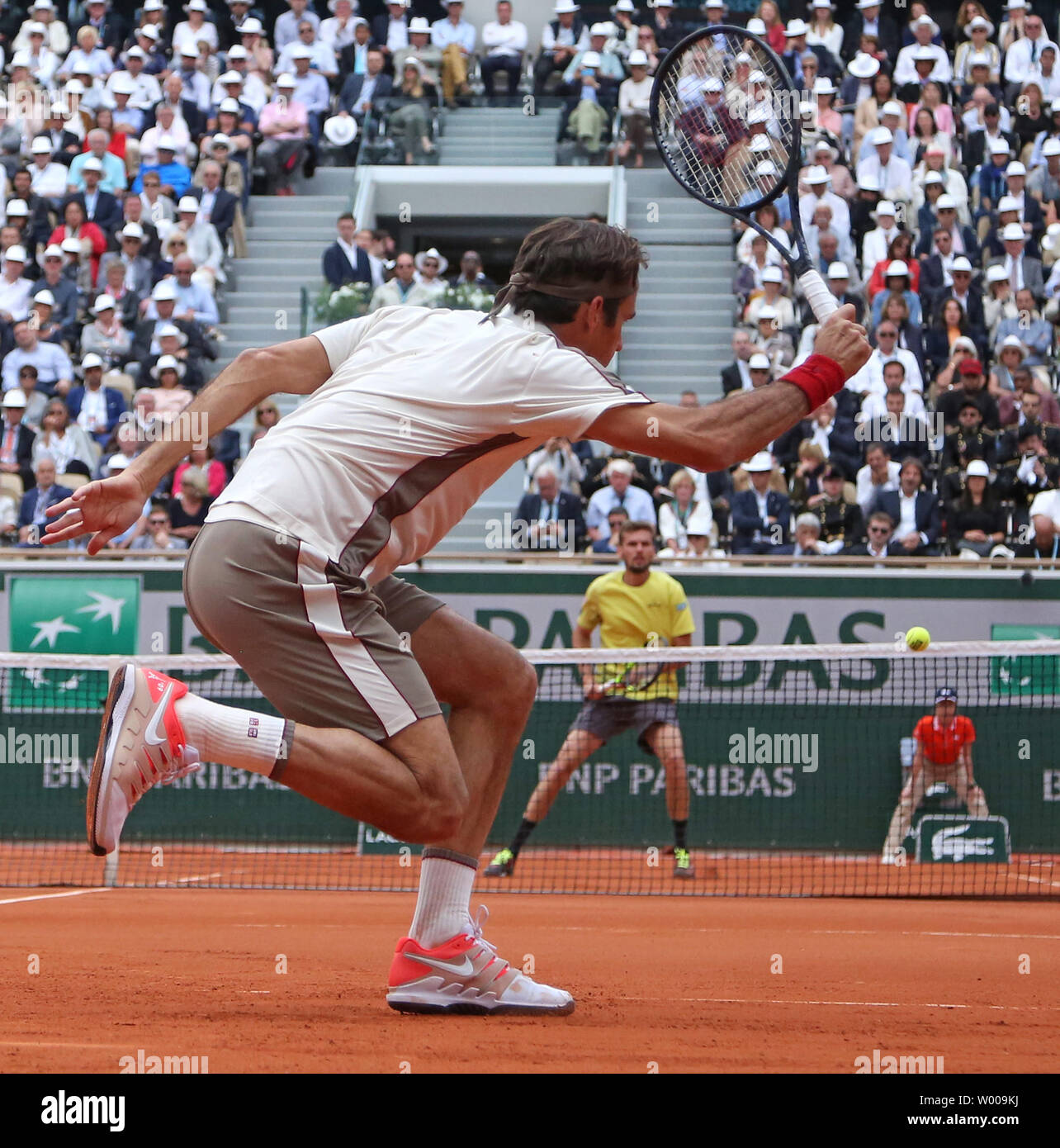 La Suisse de Roger Federer frappe un coup lors de son Open de France men's deuxième tour contre Oscar Otte de l'Allemagne à Roland Garros à Paris le 29 mai 2019. Federer bat Otte 6-4, 6-3, 6-4) pour passer à la troisième ronde. Photo de David Silpa/UPI Banque D'Images
