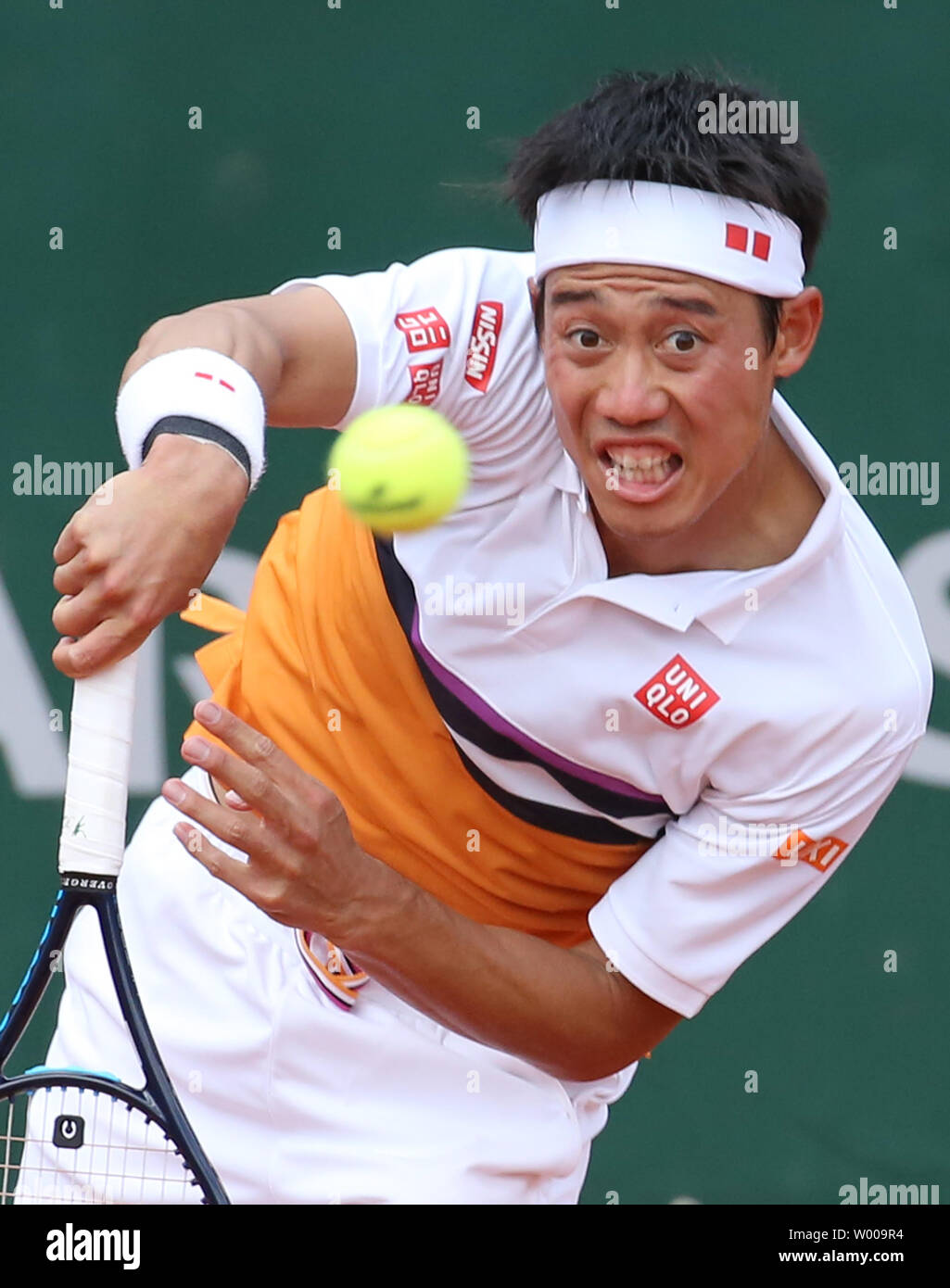 Kei Nishikori du Japon hits un servir lors de son Open de France men's troisième match contre Laslo Djere de Serbie à Roland Garros à Paris le 31 mai 2019. Djere Nishikori a battu 6-4, 7-6 (6), 6-3, 4-6, 8-6) pour passer à la quatrième ronde. Photo de David Silpa/UPI Banque D'Images
