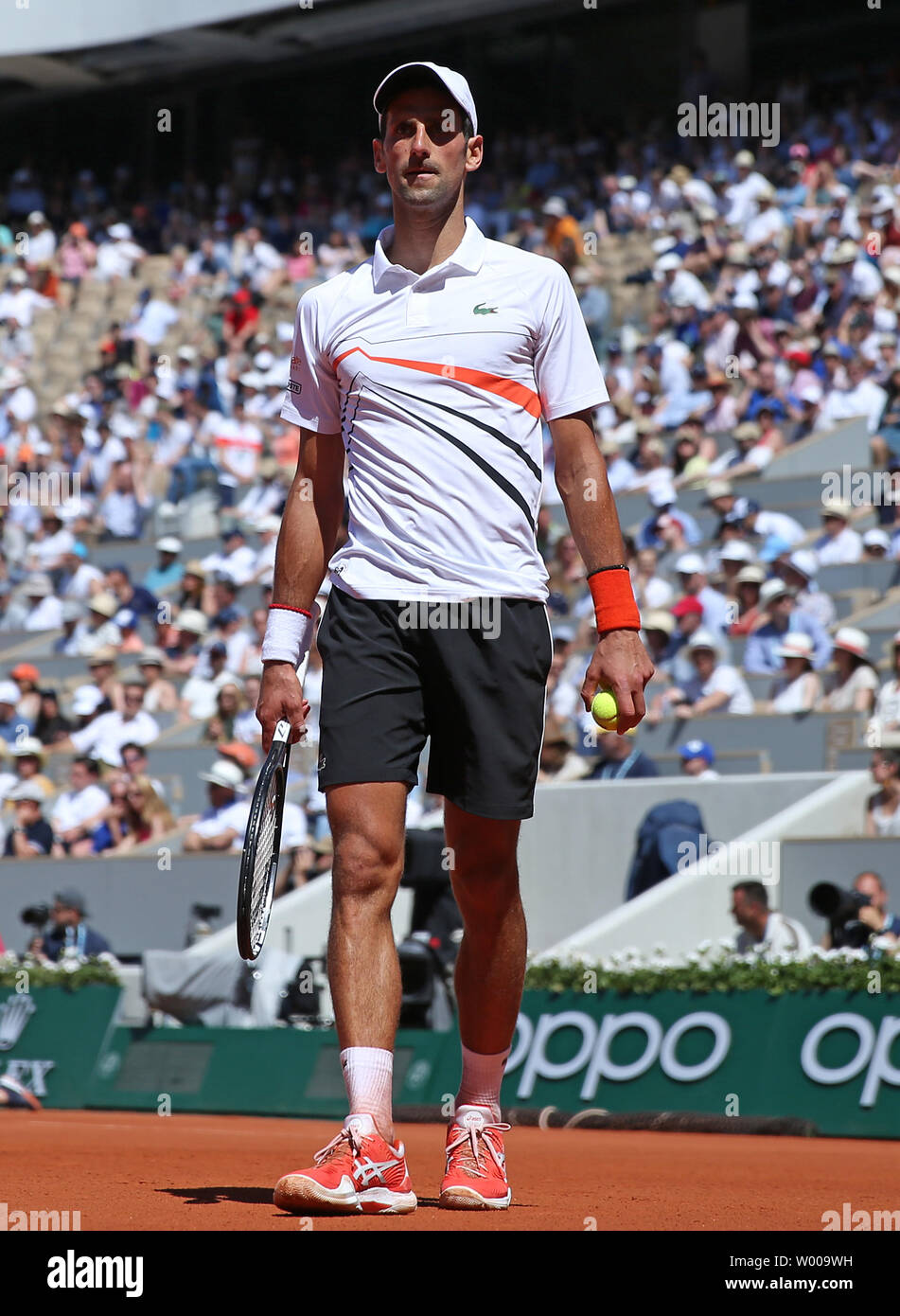Novak Djokovic La Serbie marque une pause au cours de son Open de France men's troisième match contre l'Italie de Salvatore Caruso à Roland Garros à Paris le 1 juin 2019. Djokovic bat Salvatore, 6-3, 6-3 à 6-2 l'avance à la quatrième ronde. Photo de David Silpa/UPI Banque D'Images