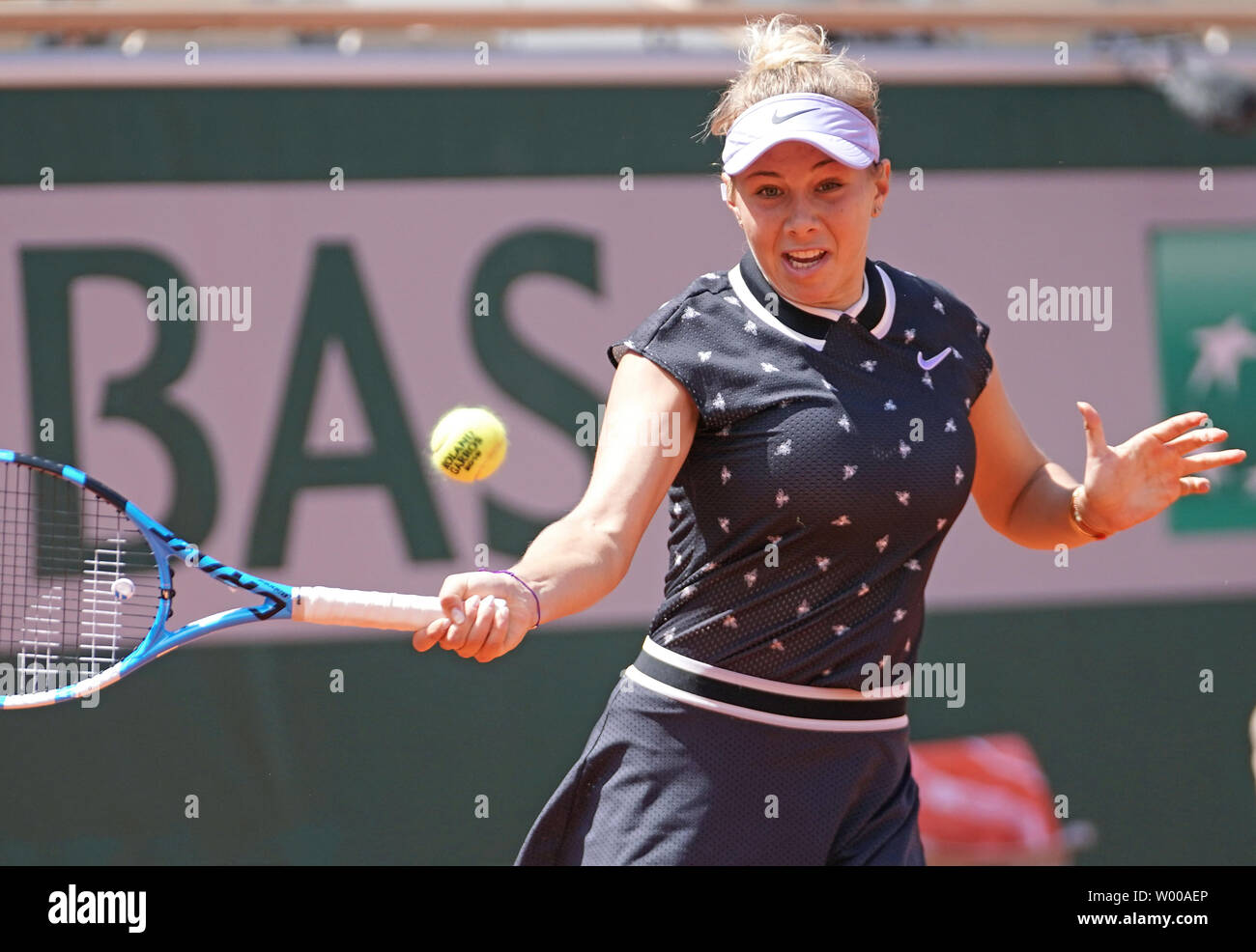 American Amanda Anisimova hits un tir lors de son Open de France match quart de femmes contre la Roumanie lors de : Simona Roland Garros à Paris le 6 juin 2019. Défait 6-2 : Anisimova, 6-4 à l'avance pour les demi-finales. Photo de David Silpa/UPI Banque D'Images