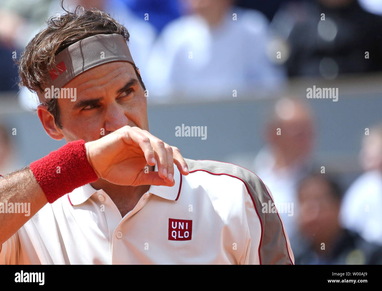 La Suisse de Roger Federer s'arrête lors de son Open de France demi-finales match contre l'Espagne de Rafael Nadal à Roland Garros à Paris le 7 juin 2019. Nadal bat Federer 6-3, 6-4, 6-2) pour passer à la finale. Photo de David Silpa/UPI Banque D'Images