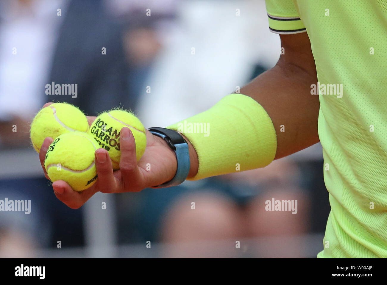 Rafael Nadal Espagne est de 3 balles de tennis avant de servir au cours de son Open de France demi-finales match contre Roger Federer de Suisse à Roland Garros à Paris le 7 juin 2019. Nadal bat Federer 6-3, 6-4, 6-2) pour passer à la finale. Photo de David Silpa/UPI Banque D'Images