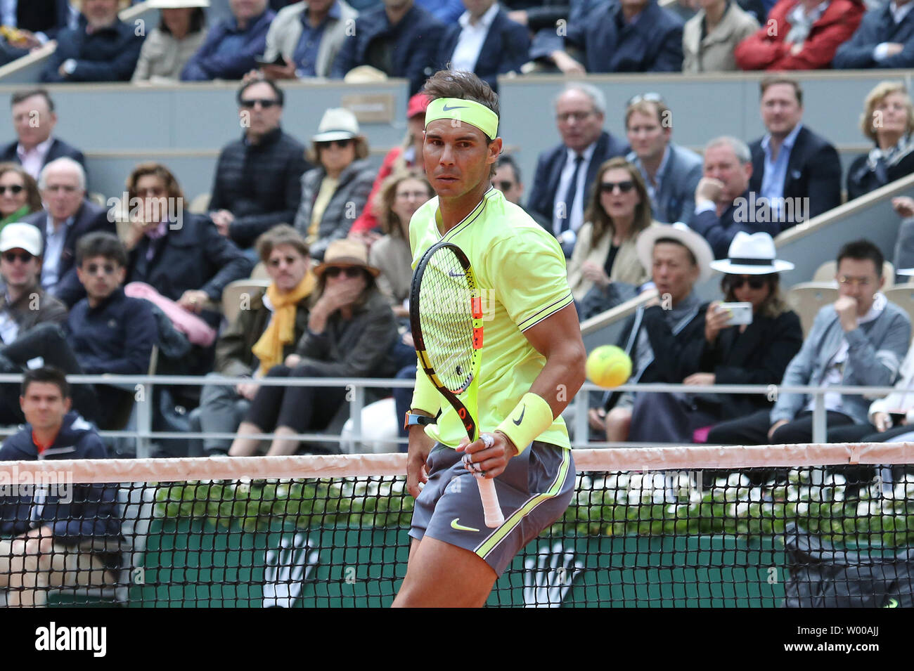 Montres de l'Espagne de Rafael Nadal le ballon passer devant lui lors de son Open de France demi-finales match contre Roger Federer de Suisse à Roland Garros à Paris le 7 juin 2019. Nadal bat Federer 6-3, 6-4, 6-2) pour passer à la finale. Photo de David Silpa/UPI Banque D'Images