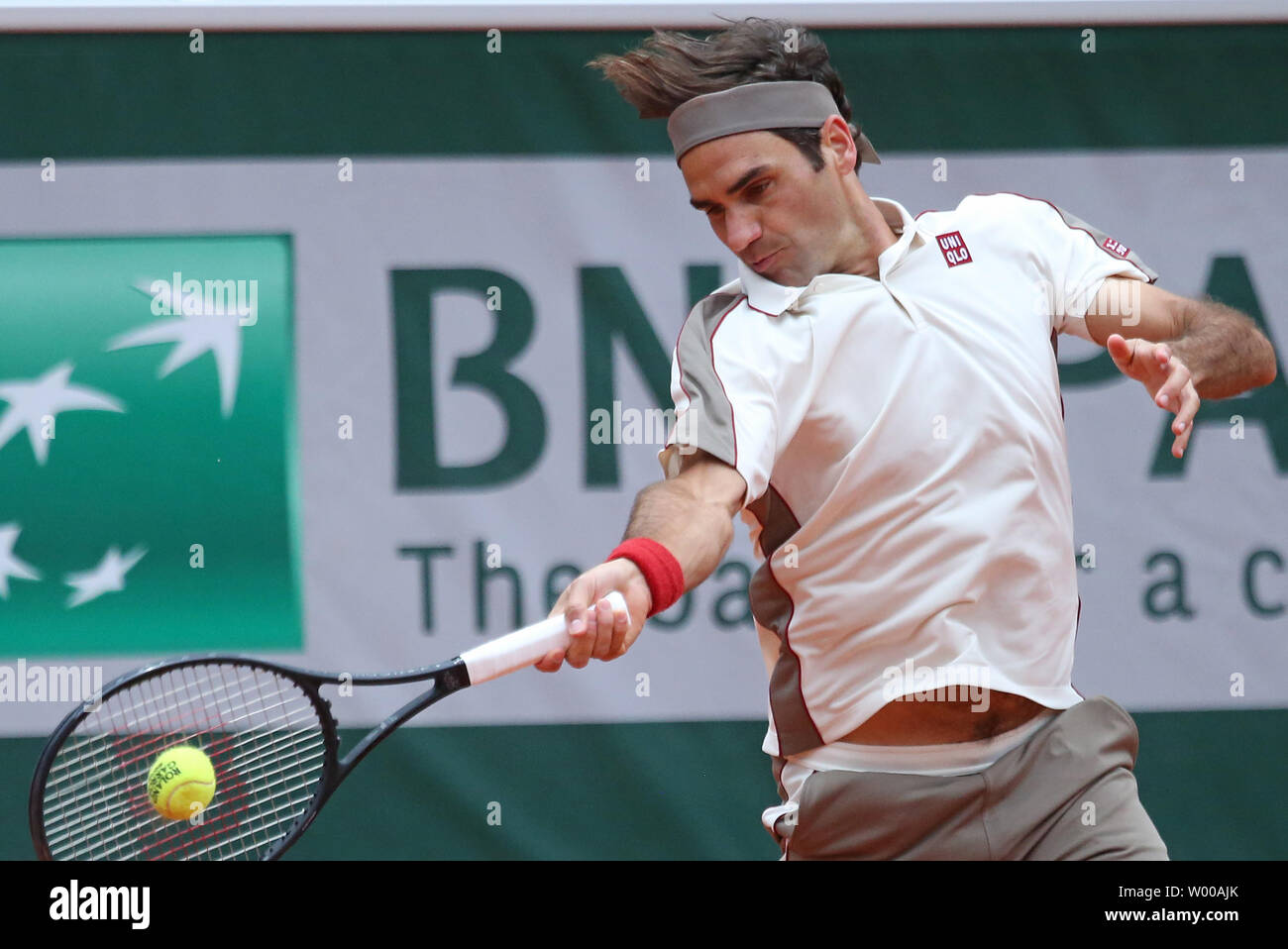 La Suisse de Roger Federer frappe un coup lors de son Open de France demi-finales match contre l'Espagne de Rafael Nadal à Roland Garros à Paris le 7 juin 2019. Nadal bat Federer 6-3, 6-4, 6-2) pour passer à la finale. Photo de David Silpa/UPI Banque D'Images